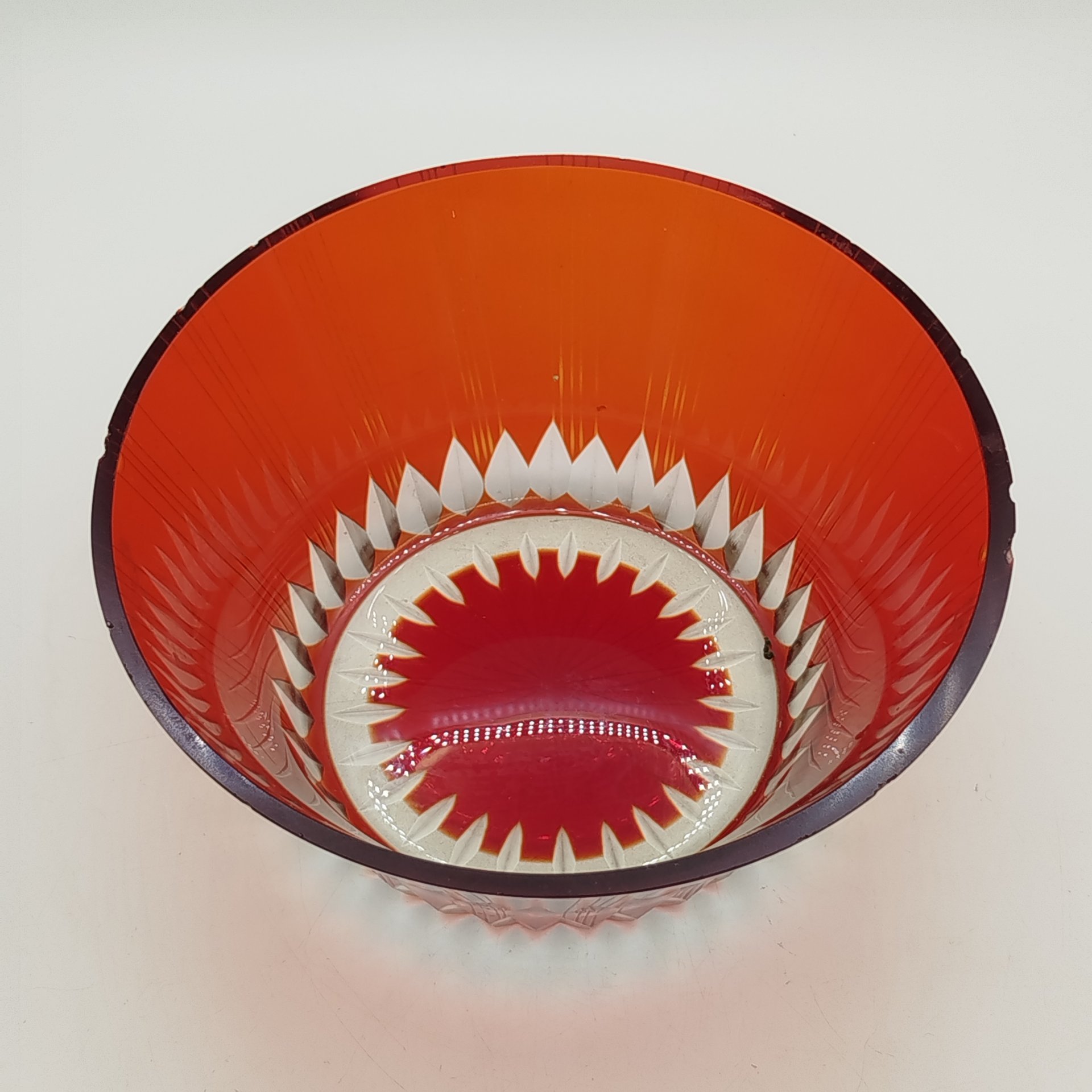 Ваза (конфетница) красного оттенка, выполненная в технике алмазной грани, хрусталь, СССР, 1960-1980 гг.