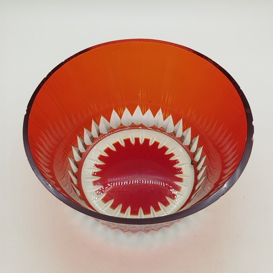 Ваза (конфетница) красного оттенка, выполненная в технике алмазной грани