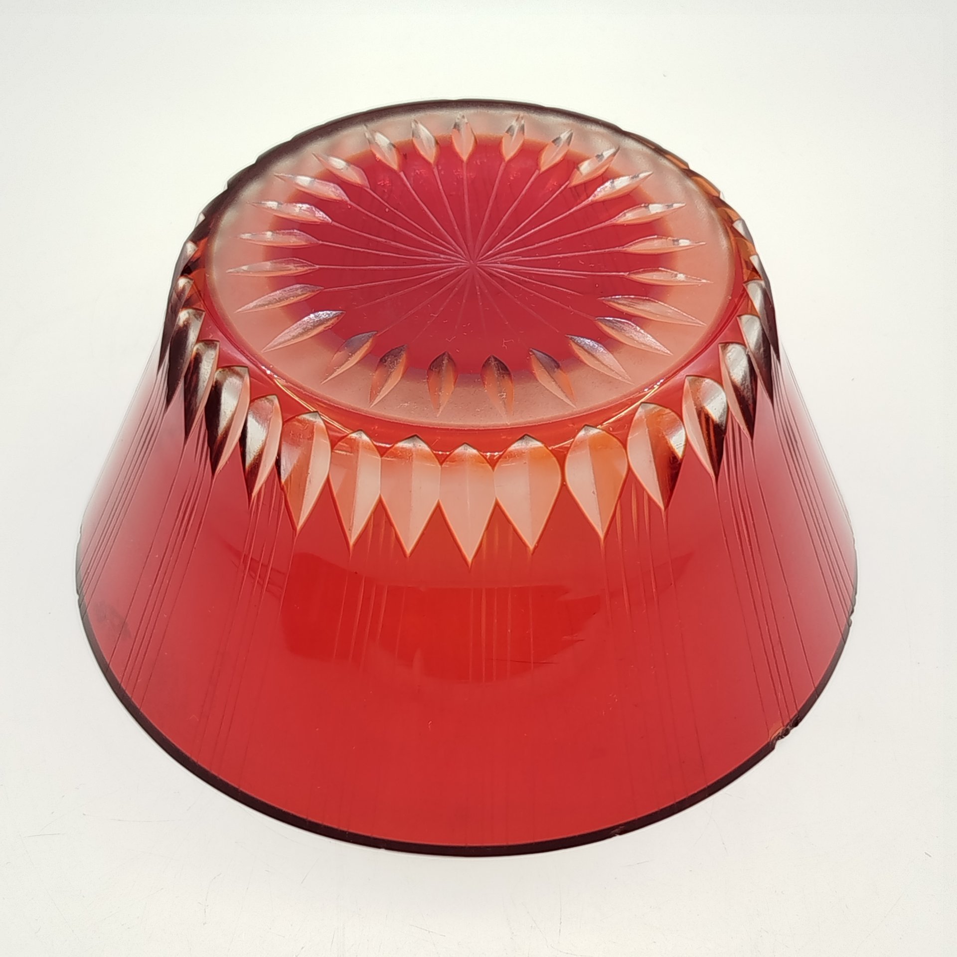 Ваза (конфетница) красного оттенка, выполненная в технике алмазной грани, хрусталь, СССР, 1960-1980 гг.