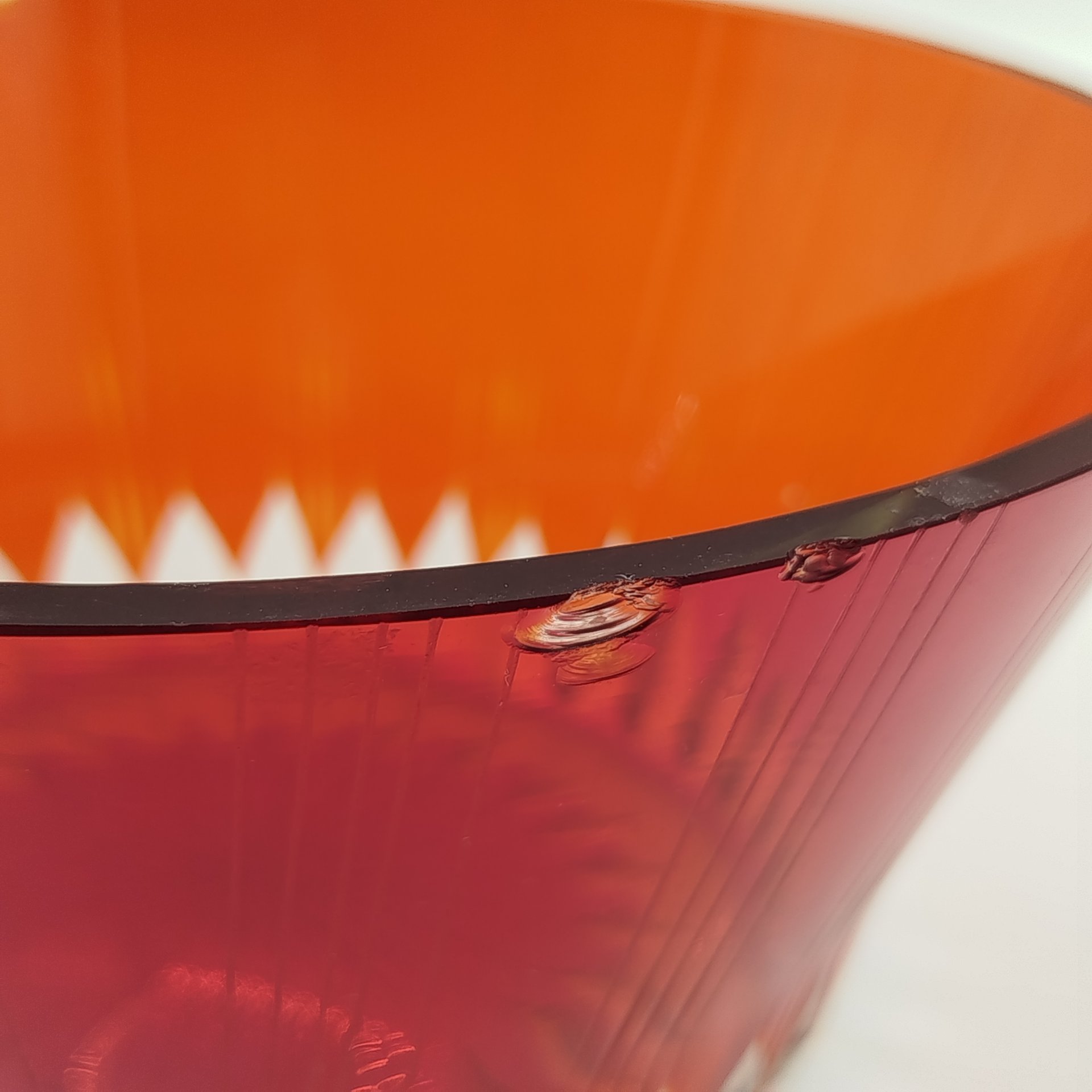 Ваза (конфетница) красного оттенка, выполненная в технике алмазной грани, хрусталь, СССР, 1960-1980 гг.