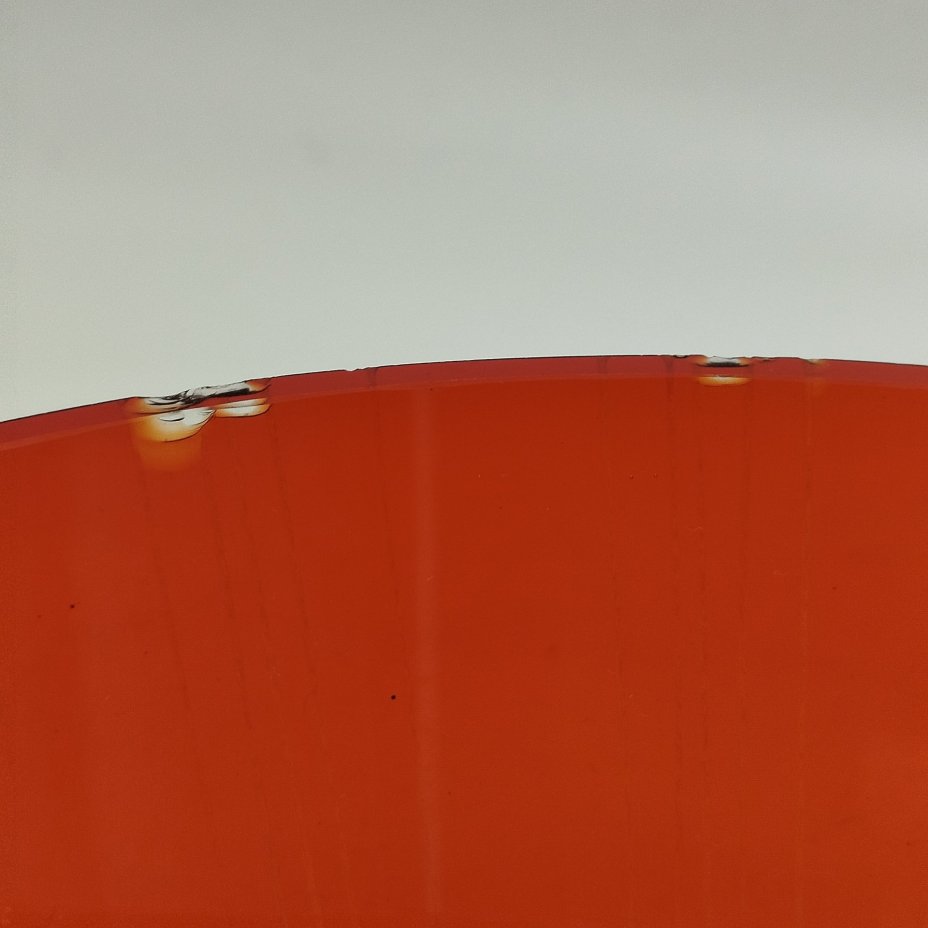 Ваза (конфетница) красного оттенка, выполненная в технике алмазной грани