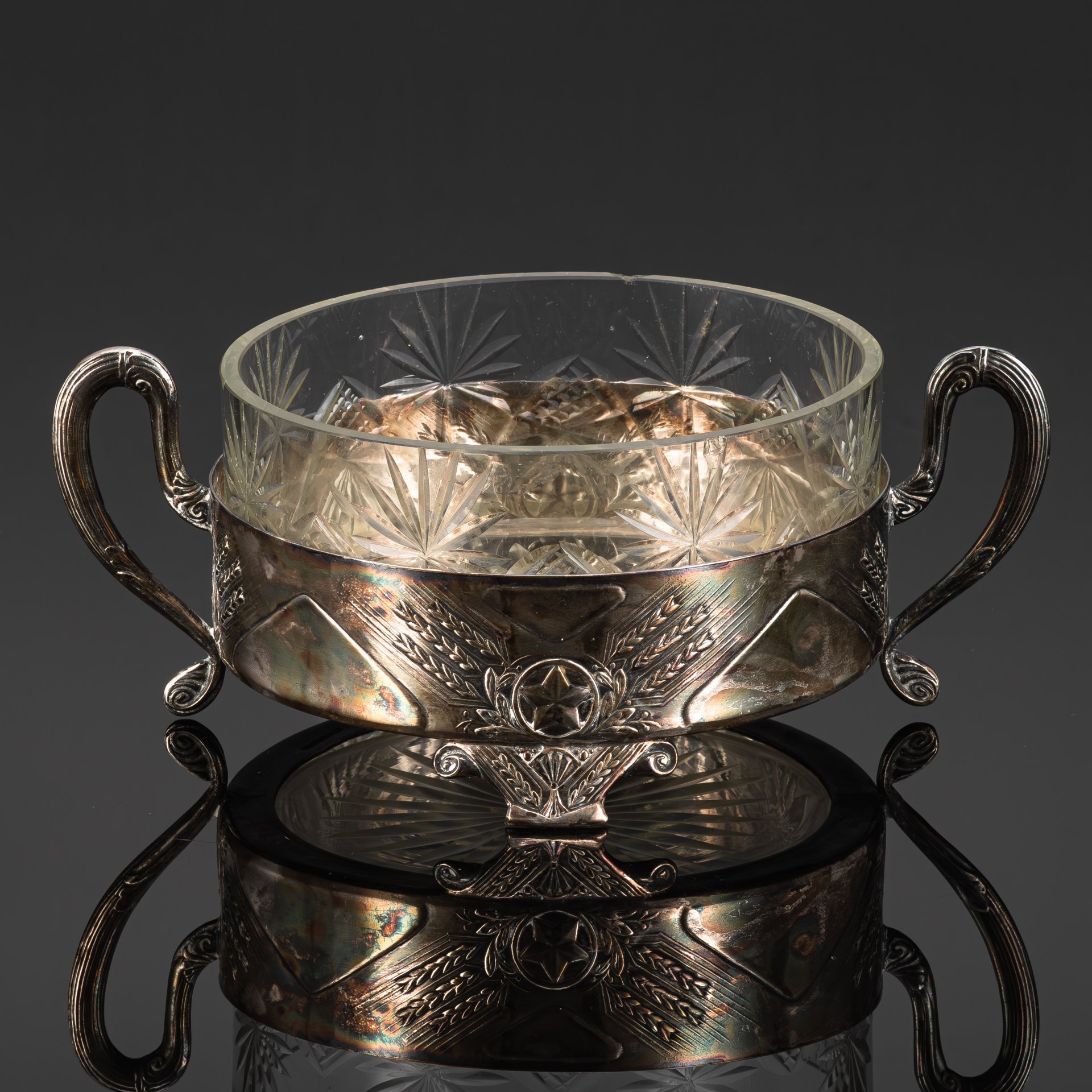 Конфетница (сахарница) агитационная, украшенная изображением звезды и колосьев (Советский Ампир)