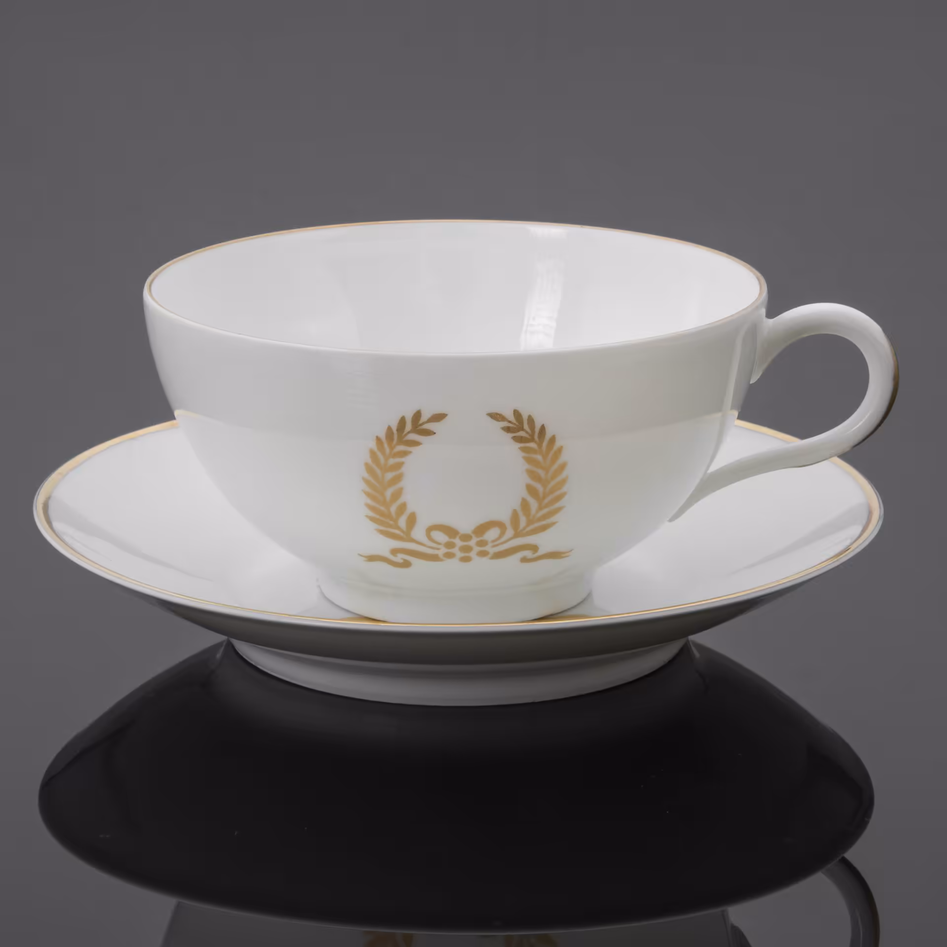 Чайная  пара с декором в виде лаврового венка, Porcelaine de Paris