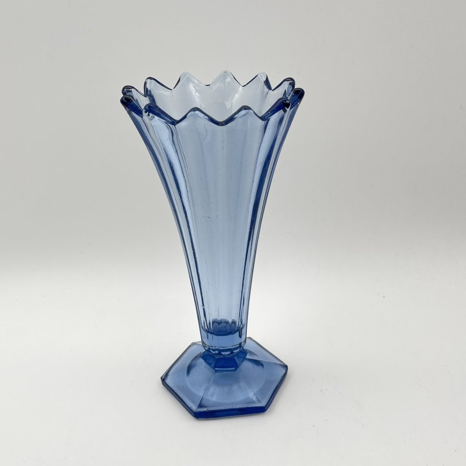 Ваза для цветов голубого оттенка, стекло, пресс, Стеклозавод «Неман», СССР, 1970-1990 гг.