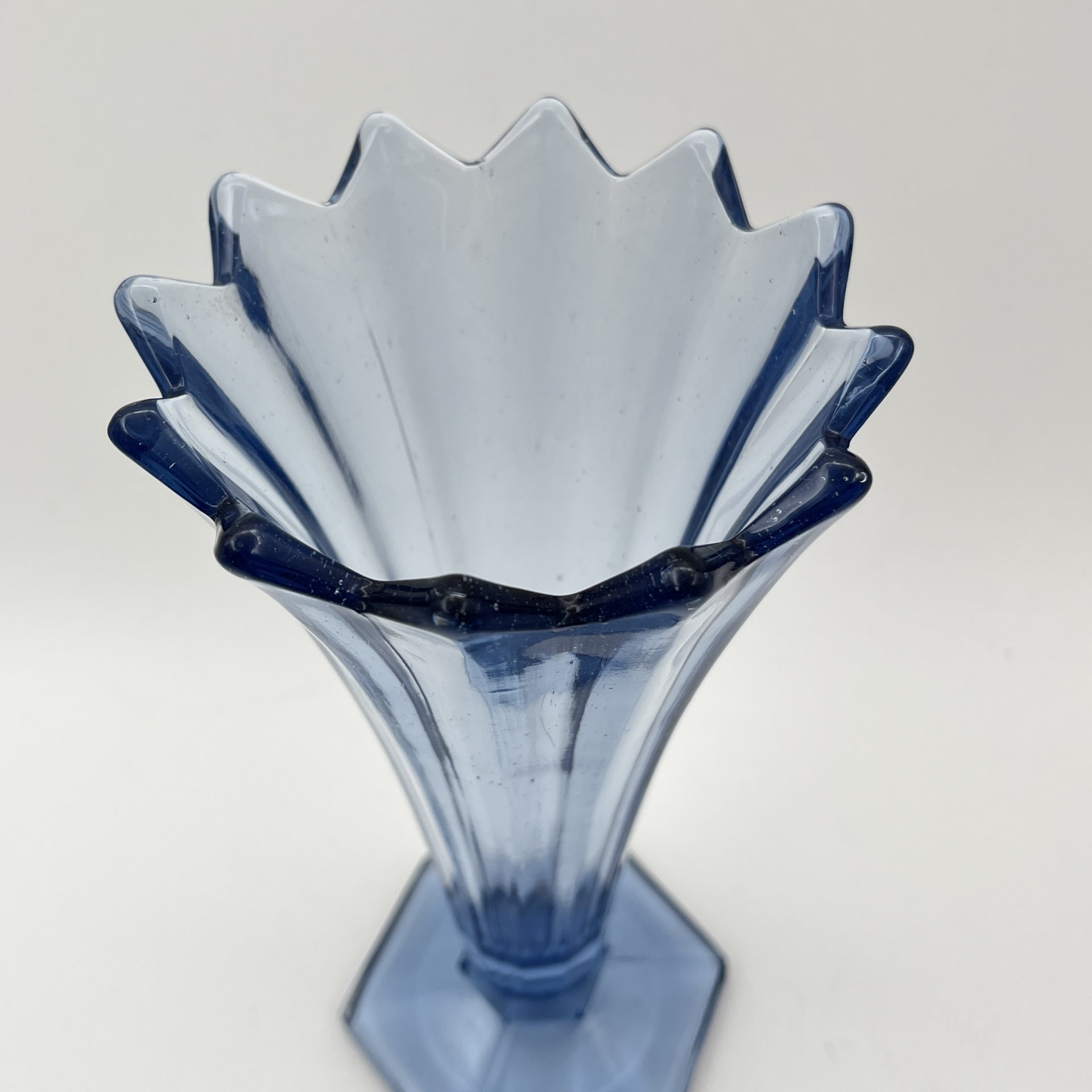 Ваза для цветов голубого оттенка, стекло, пресс, Стеклозавод «Неман», СССР, 1970-1990 гг.