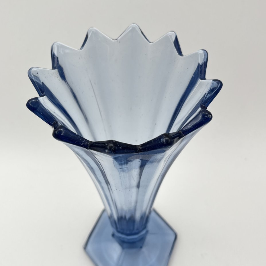 Ваза для цветов голубого оттенка, стекло, пресс, Стеклозавод «Неман», СССР, 1970-1990 гг.
