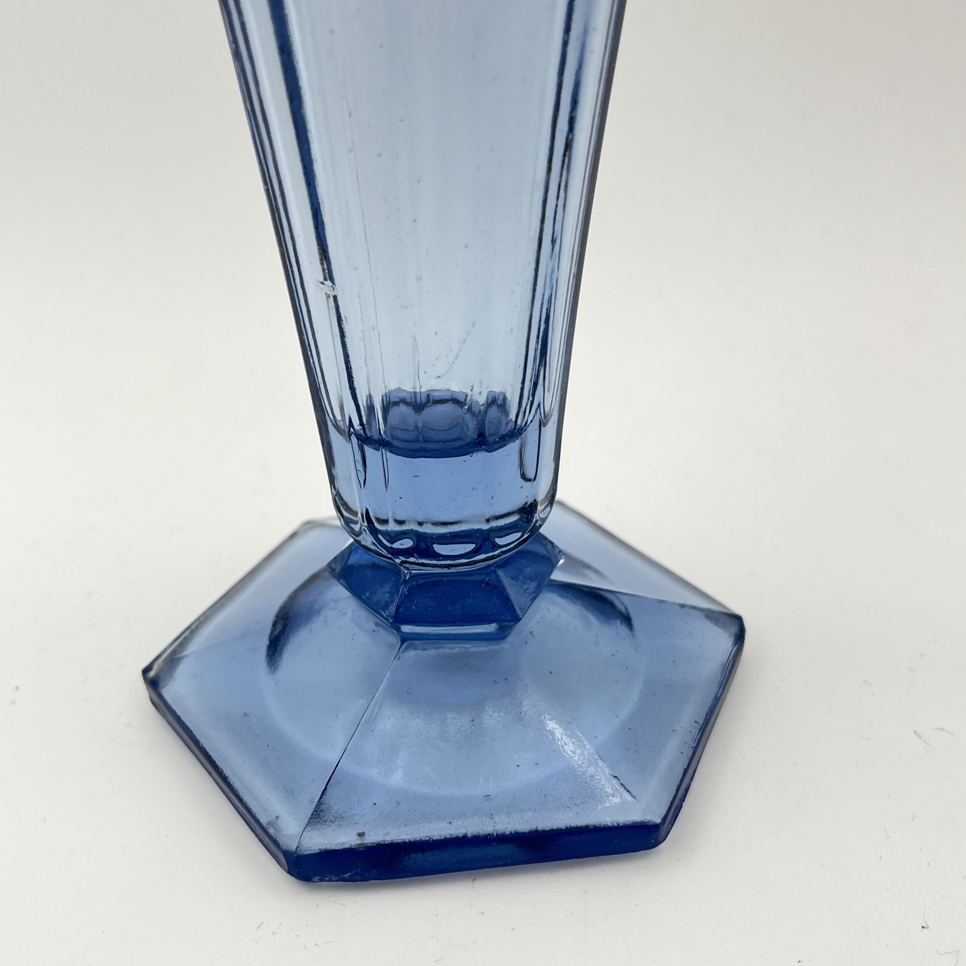 Ваза для цветов голубого оттенка, стекло, пресс, Стеклозавод «Неман», СССР, 1970-1990 гг.