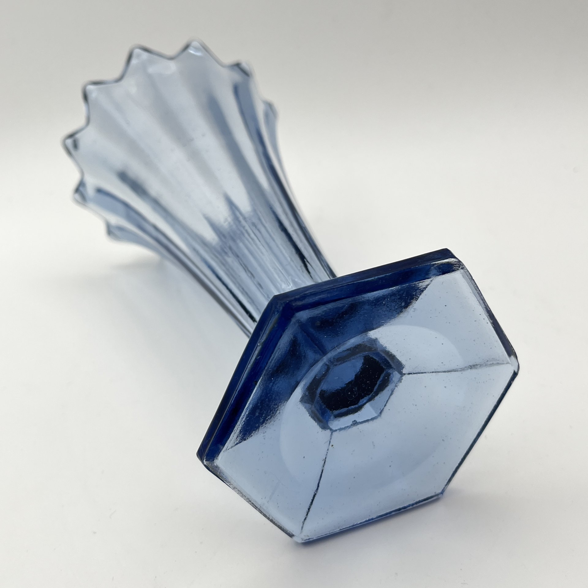 Ваза для цветов голубого оттенка, стекло, пресс, Стеклозавод «Неман», СССР, 1970-1990 гг.