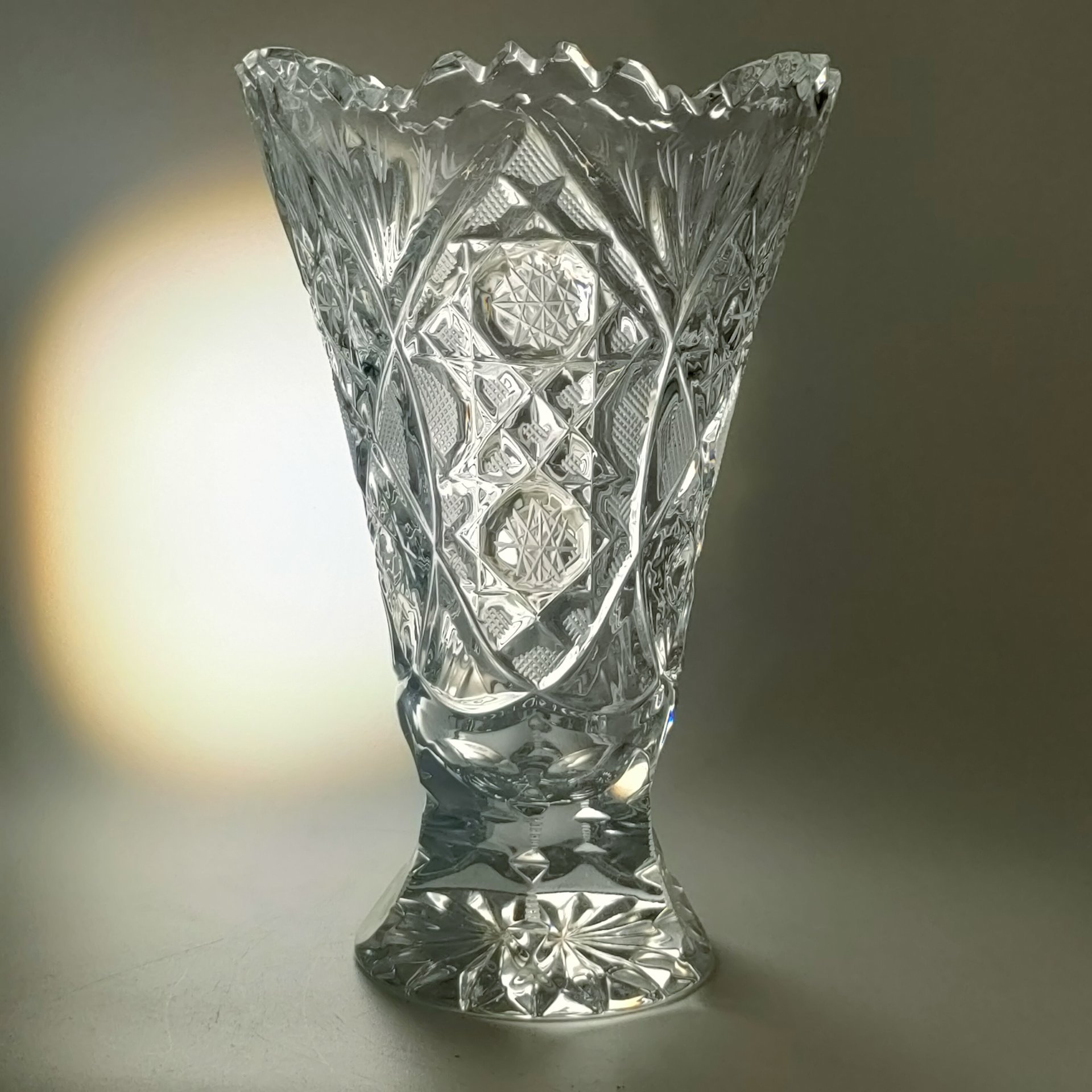 Ваза для цветов с резным декором, хрусталь, алмазная грань, СССР, 1970-1990 гг.