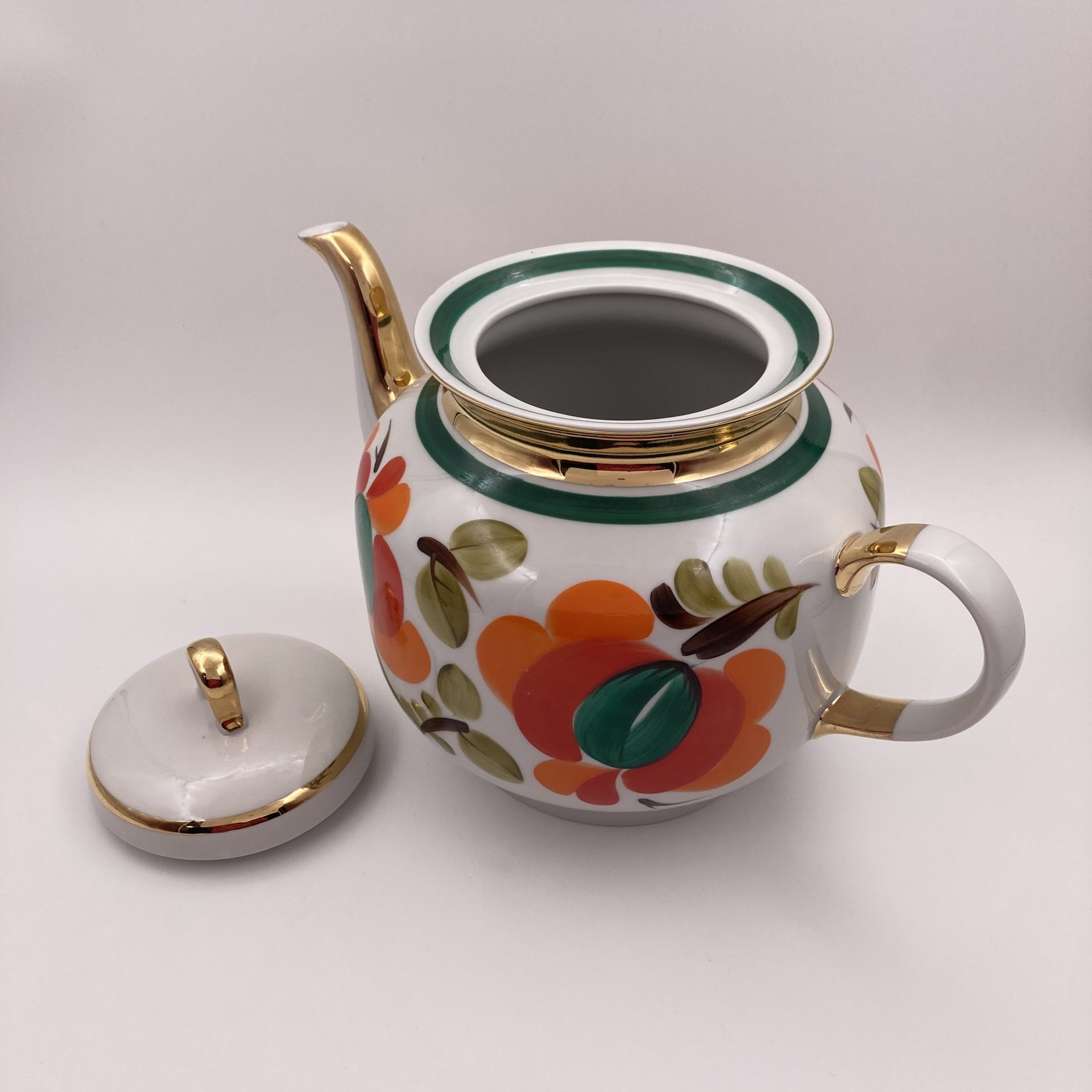 Чайник доливной, украшенный цветочным декором, фарфор, роспись, золочение, Краснодарский фарфорово-фаянсовый завод «Чайка», СССР, 1960-1992 гг.