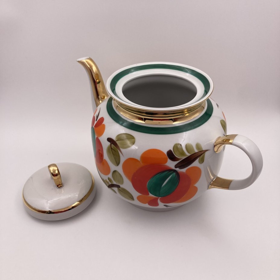 Чайник доливной, украшенный цветочным декором, фарфор, роспись, золочение, Краснодарский фарфорово-фаянсовый завод «Чайка», СССР, 1960-1992 гг.