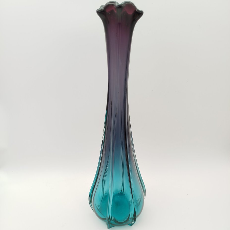 Ваза с ребристым туловом и переходом от цвета морской волны к фиолетовому, цветное стекло, Чехословакия, 1970-1990 гг.