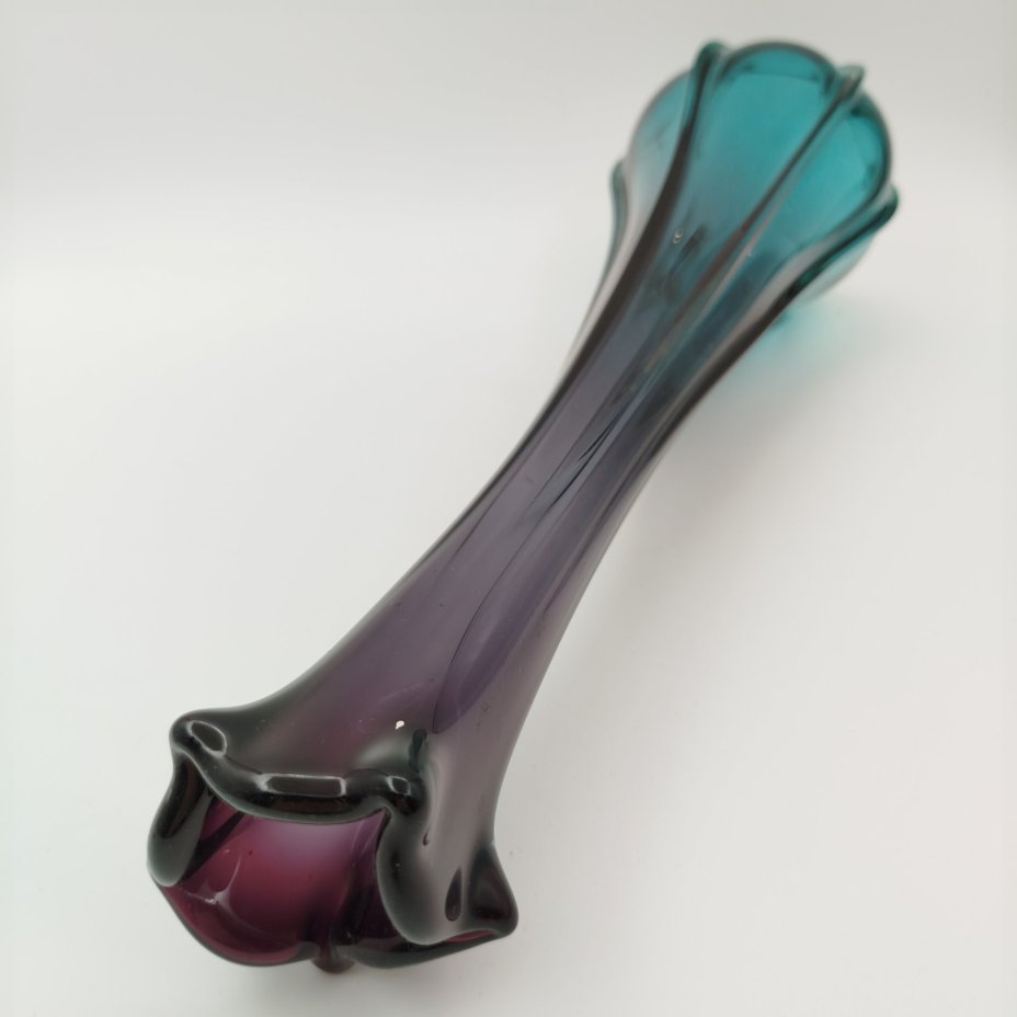 Ваза с ребристым туловом и переходом от цвета морской волны к фиолетовому