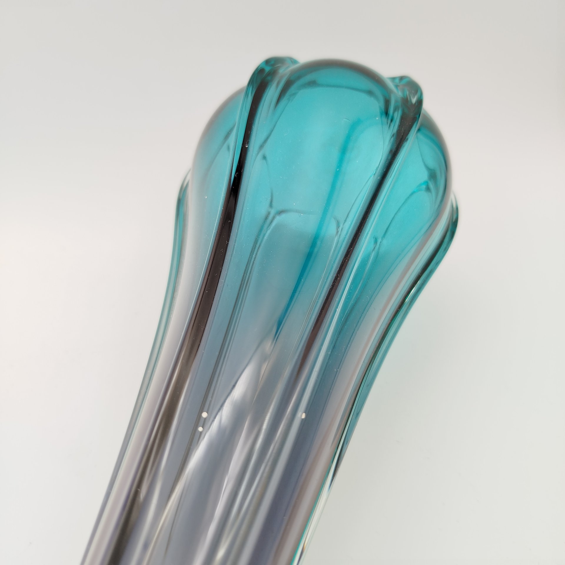 Ваза с ребристым туловом и переходом от цвета морской волны к фиолетовому, цветное стекло, Чехословакия, 1970-1990 гг.