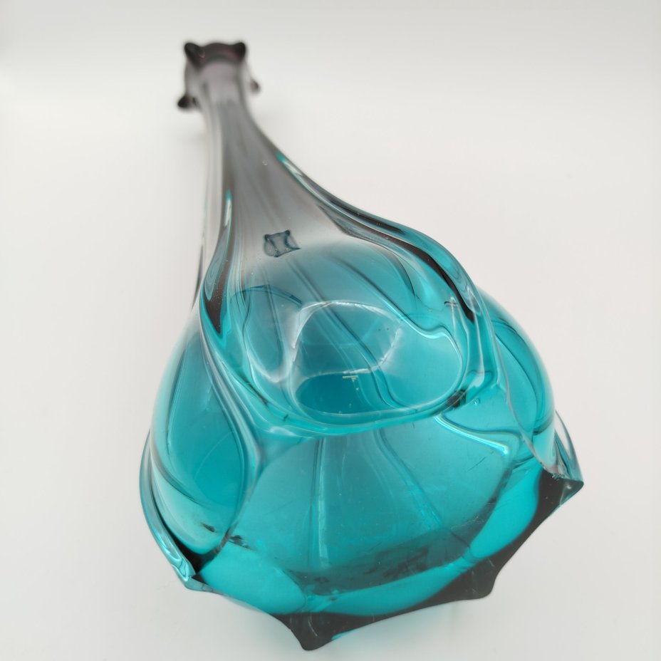 Ваза с ребристым туловом и переходом от цвета морской волны к фиолетовому