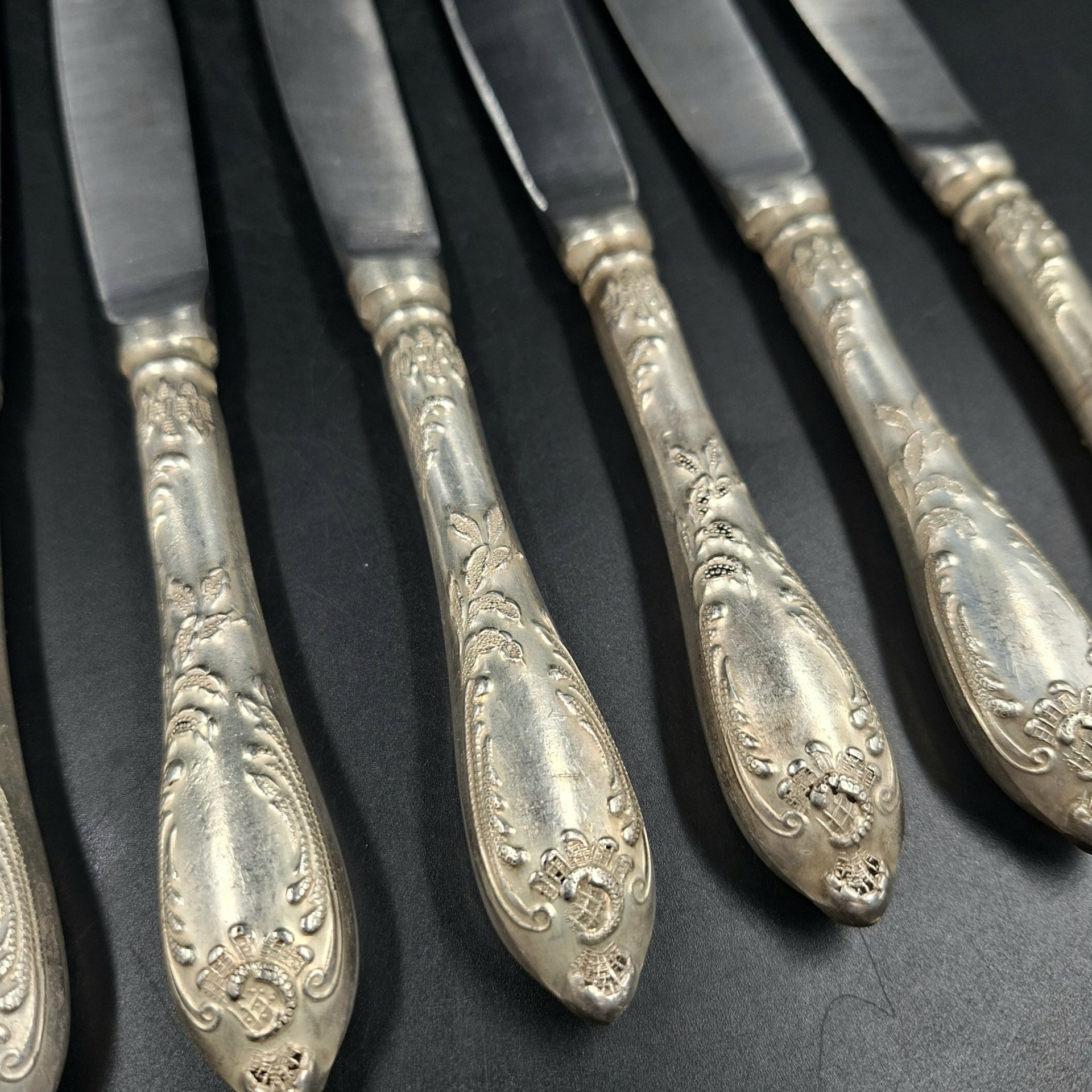 Набор из шести столовых ножей с растительным декором, мНЦ (медь-никель-цинк), нержавеющая сталь, Вольнянский завод столовых приборов им. Шевченко (ЗiШ, ЗиШ), СССР, 1960-1990 гг.