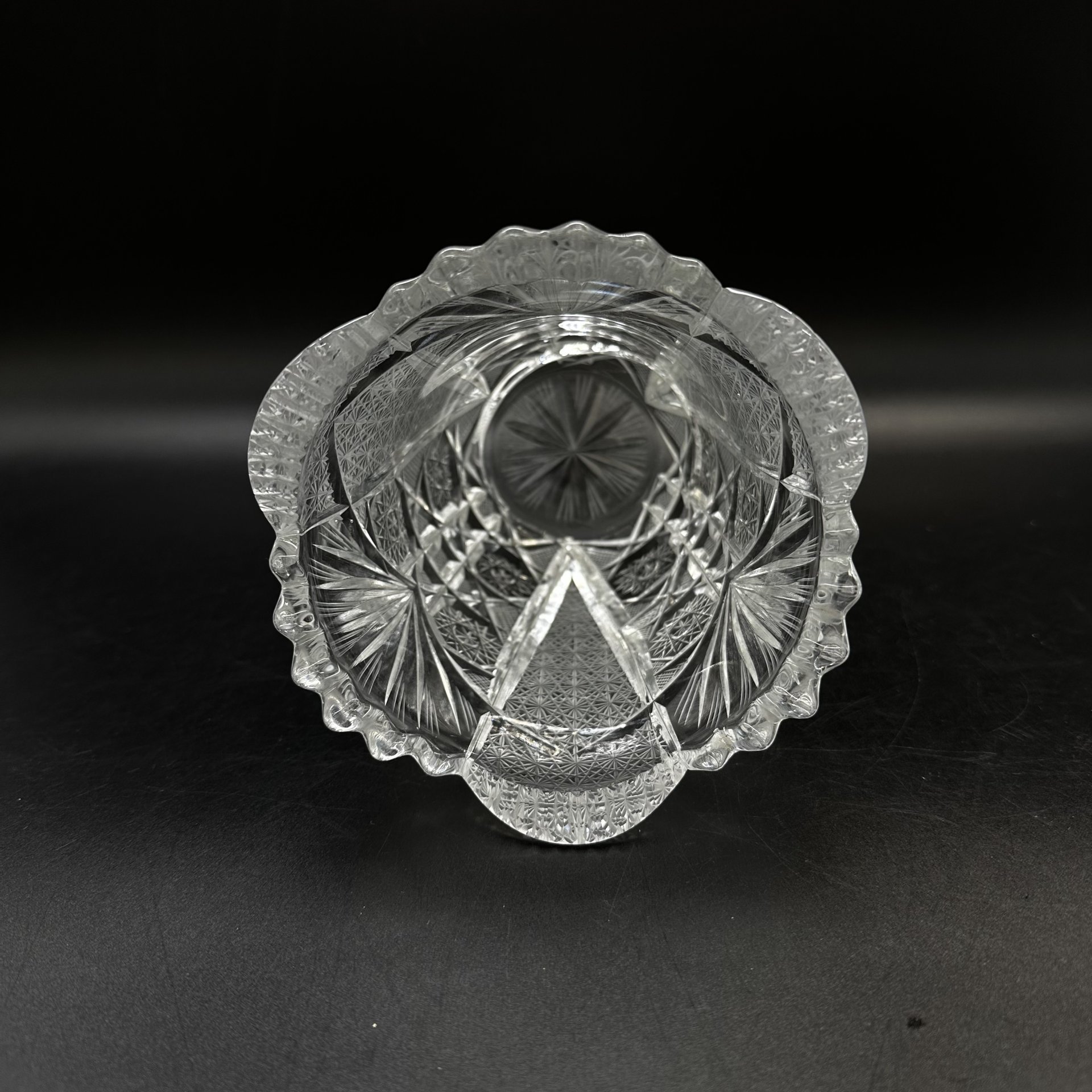 Миниатюрная ваза для цветов с резным декором