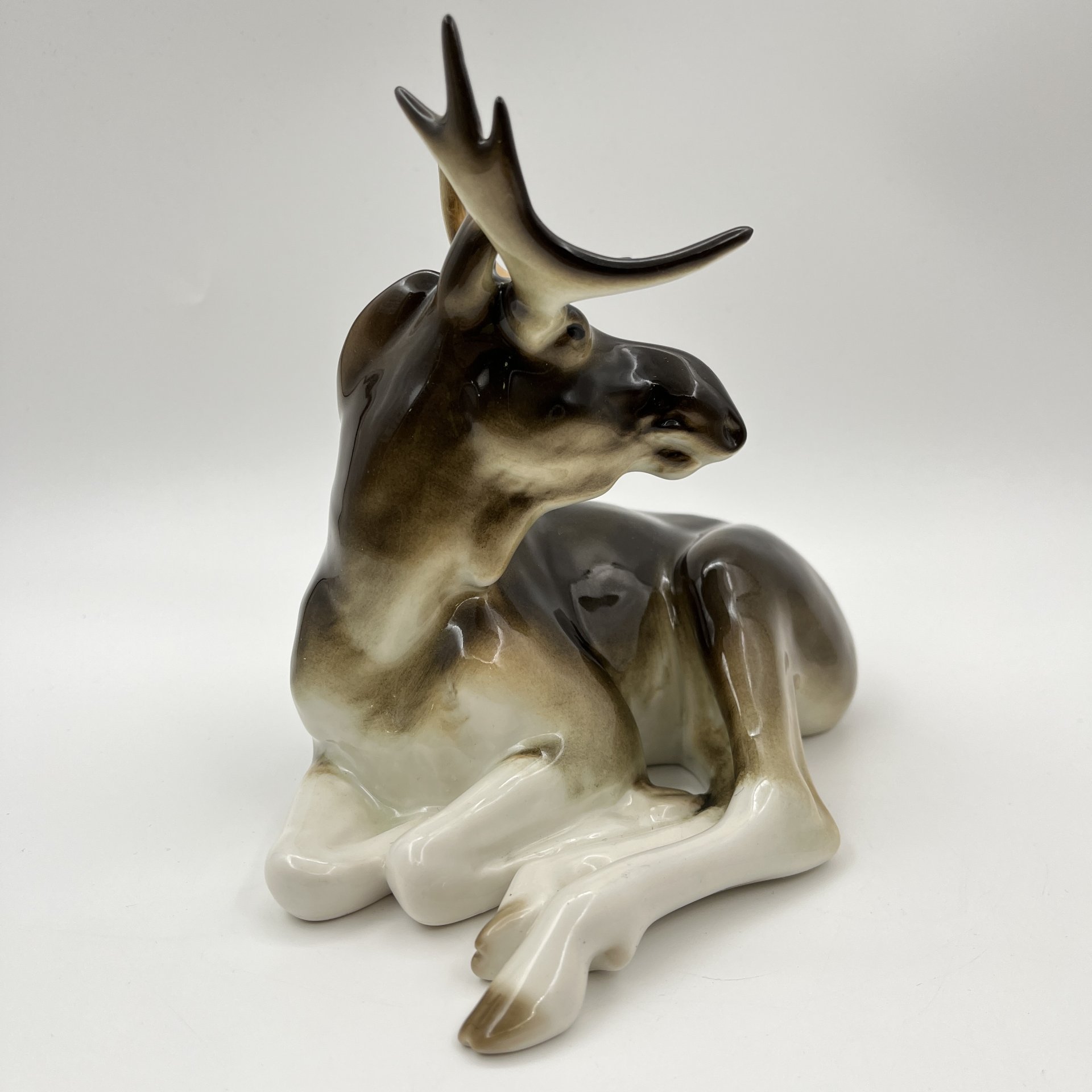 Статуэтка "Лось", скульптор П.П. Веселов, фарфор, аэрография, Ленинградский фарфоровый завод (ЛФЗ), Российская Федерация, 1991-2010 гг.