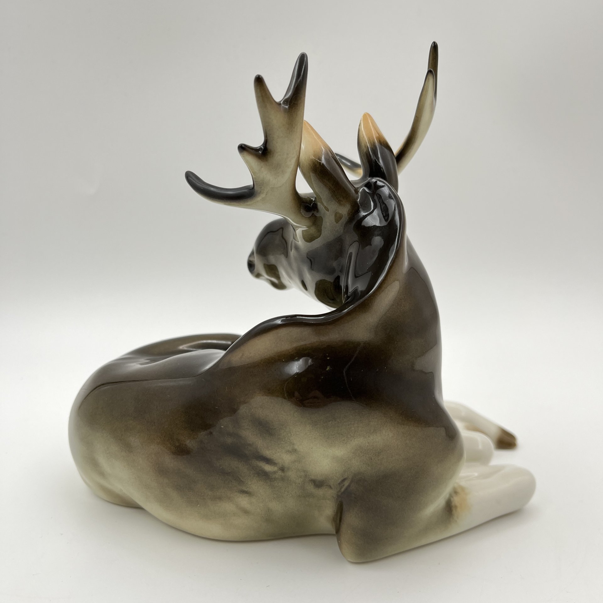 Статуэтка "Лось", скульптор П.П. Веселов, фарфор, аэрография, Ленинградский фарфоровый завод (ЛФЗ), Российская Федерация, 1991-2010 гг.