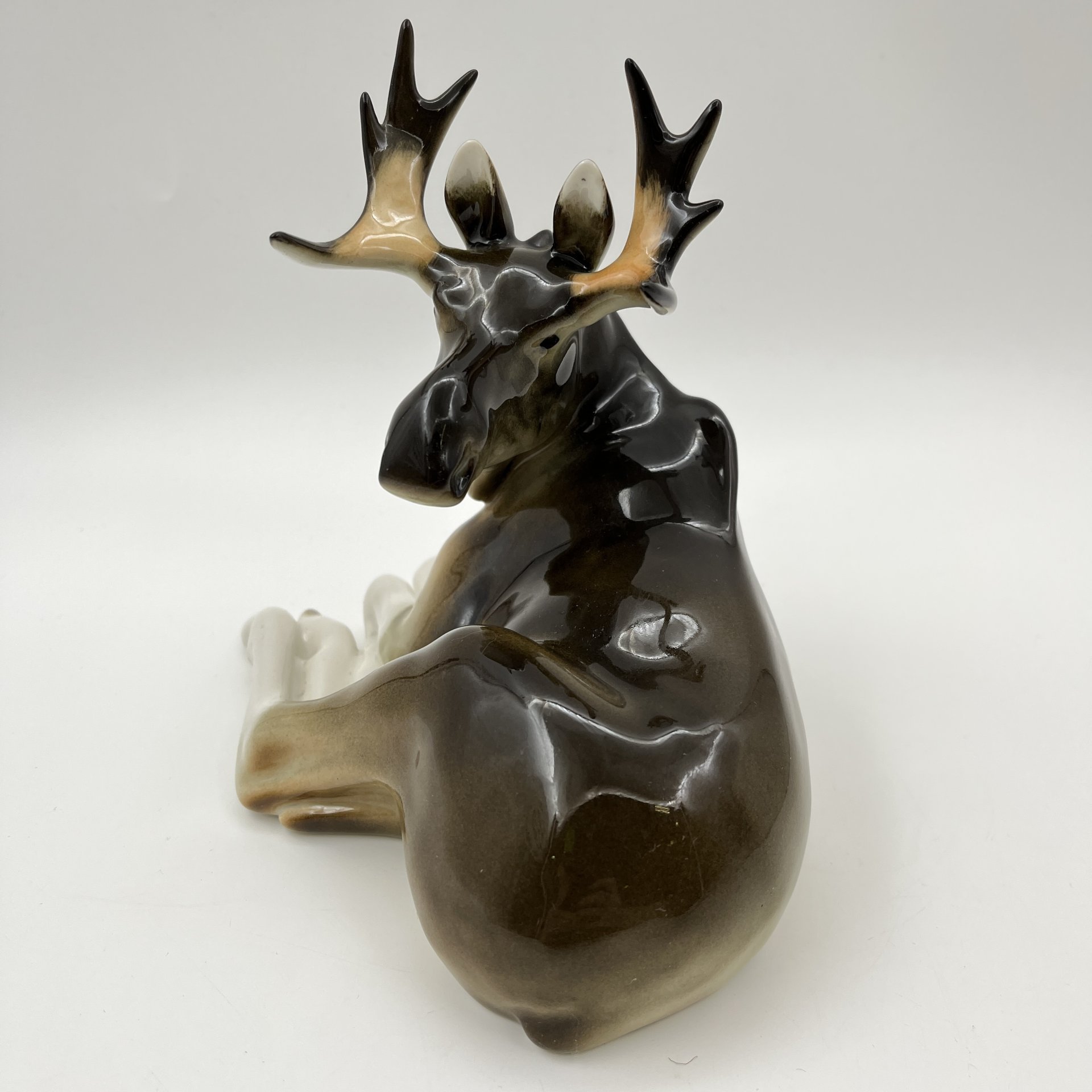 Статуэтка "Лось", скульптор П.П. Веселов, фарфор, аэрография, Ленинградский фарфоровый завод (ЛФЗ), Российская Федерация, 1991-2010 гг.