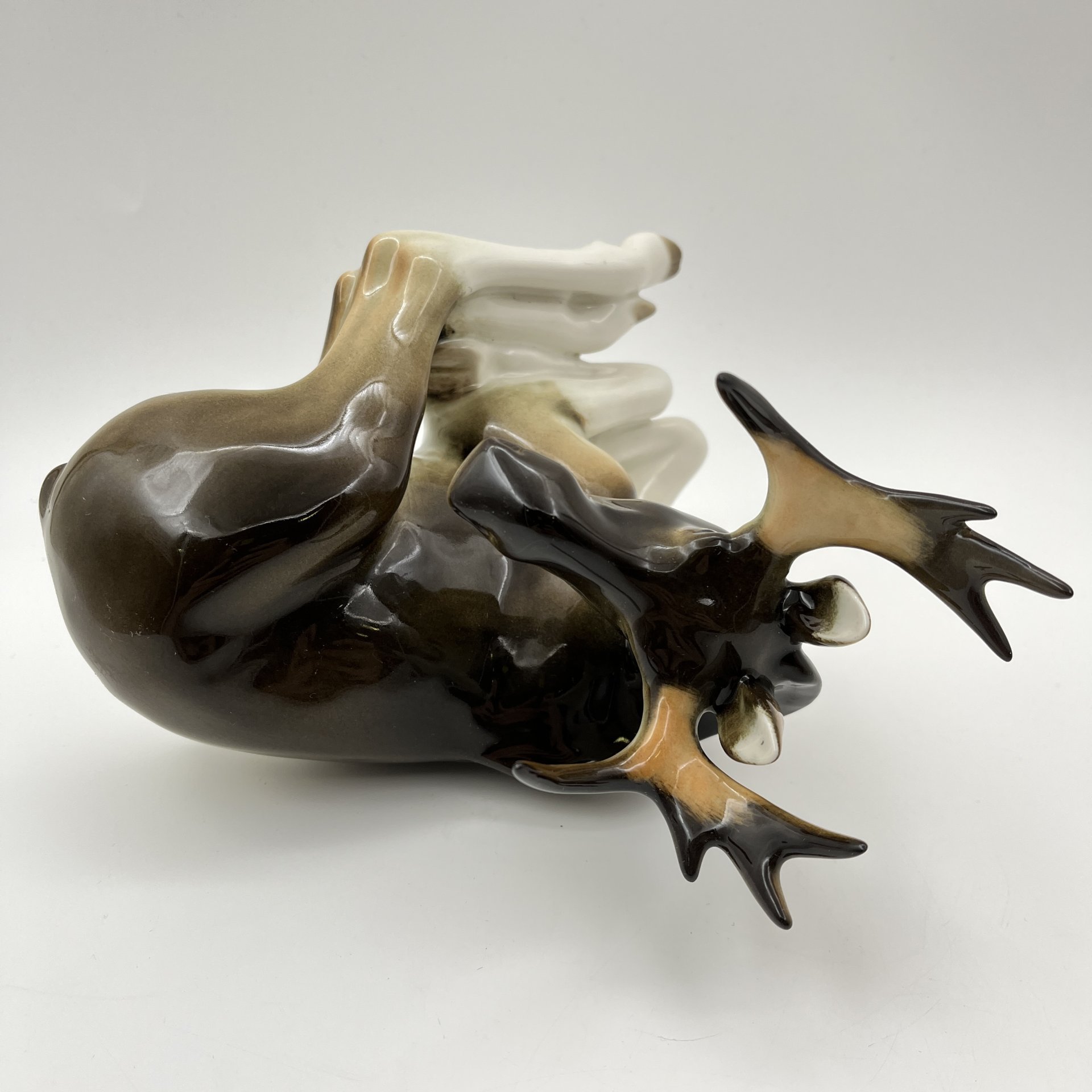 Статуэтка "Лось", скульптор П.П. Веселов, фарфор, аэрография, Ленинградский фарфоровый завод (ЛФЗ), Российская Федерация, 1991-2010 гг.