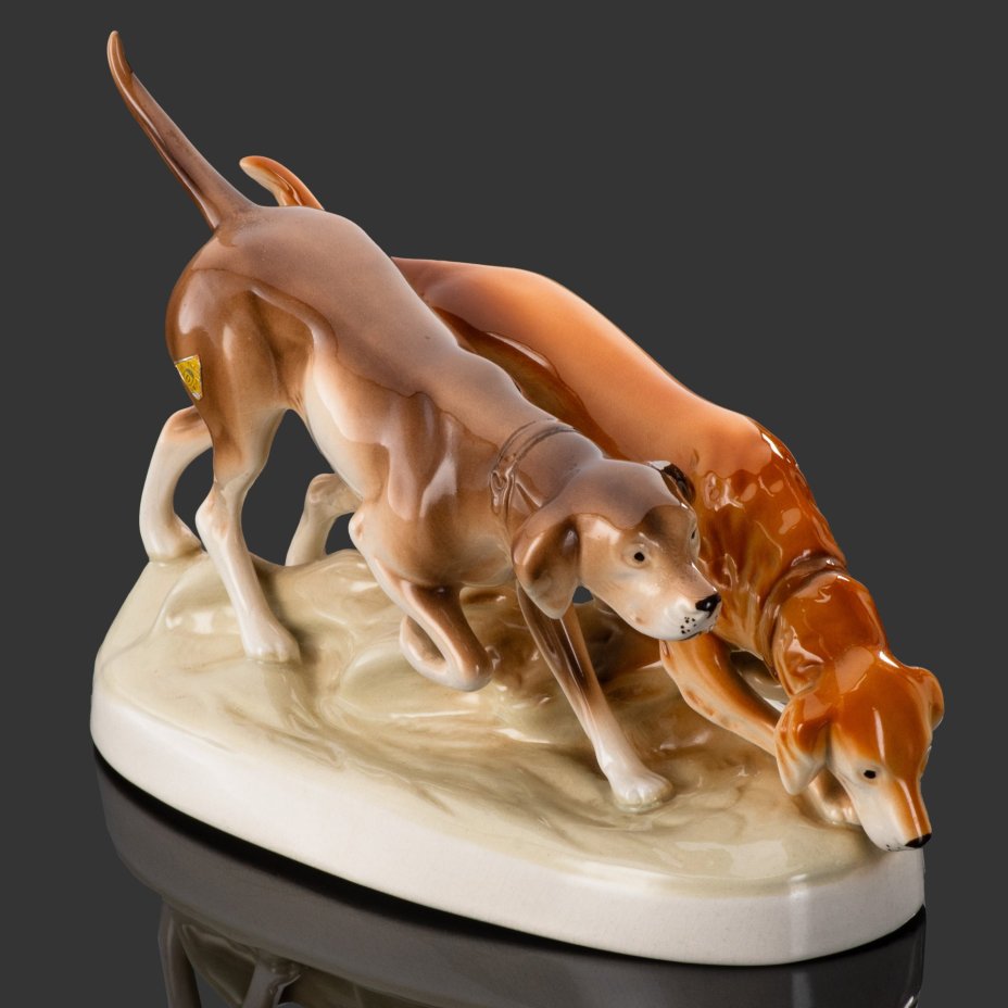 Статуэтка "Охотничьи собаки", фарфор, аэрография, Royal Dux, Чехословакия, 1930-1945 гг.