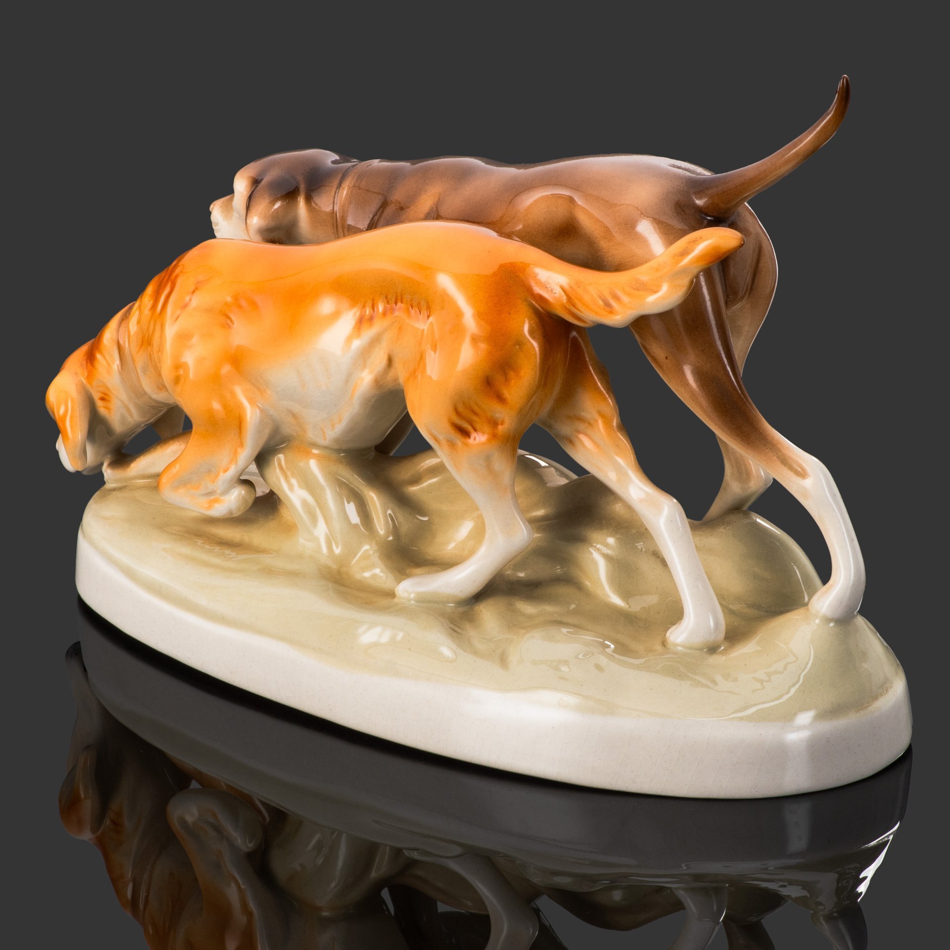 Статуэтка "Охотничьи собаки", фарфор, аэрография, Royal Dux, Чехословакия, 1930-1945 гг.