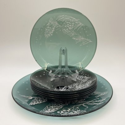 Сервировочный набор с изображением ветки ели с шишками, состоящий из блюда и 6-ти десертных (пирожковых) тарелок