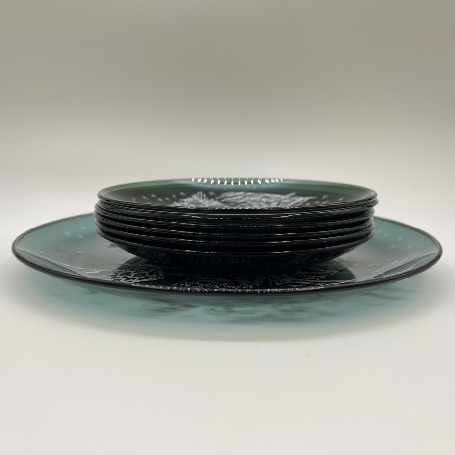 Сервировочный набор с изображением ветки ели с шишками, состоящий из блюда и 6-ти десертных (пирожковых) тарелок