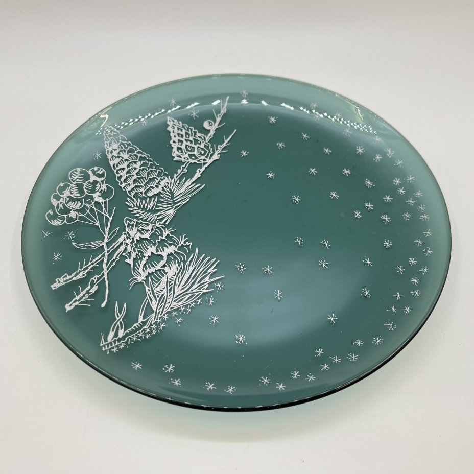 Сервировочный набор с изображением ветки ели с шишками, состоящий из блюда и 6-ти десертных (пирожковых) тарелок