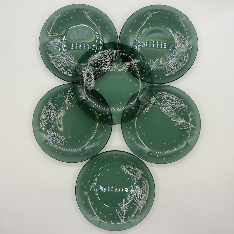 Сервировочный набор с изображением ветки ели с шишками, состоящий из блюда и 6-ти десертных (пирожковых) тарелок