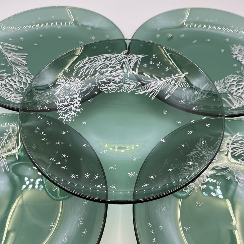 Сервировочный набор с изображением ветки ели с шишками, состоящий из блюда и 6-ти десертных (пирожковых) тарелок