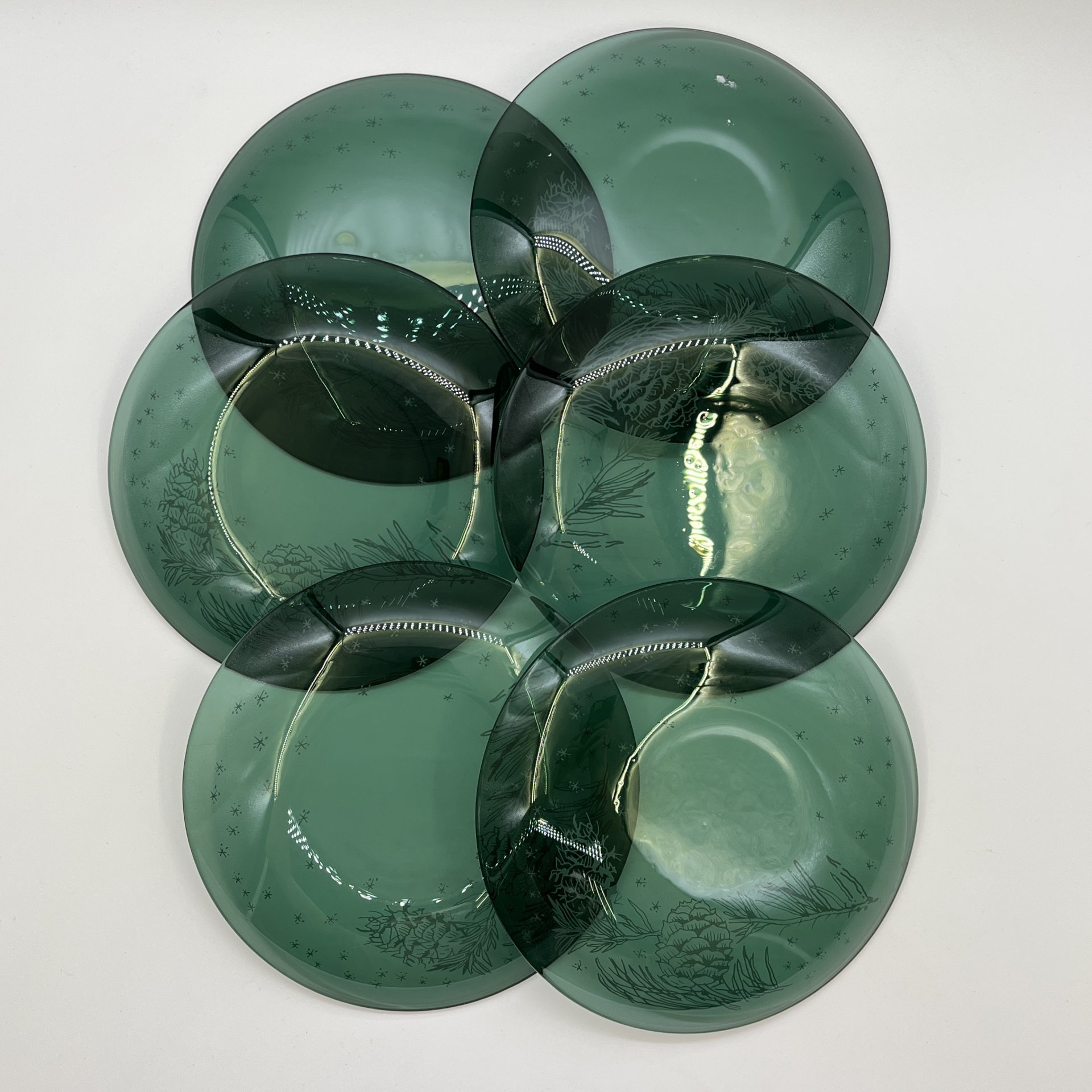 Сервировочный набор с изображением ветки ели с шишками, состоящий из блюда и 6-ти десертных (пирожковых) тарелок