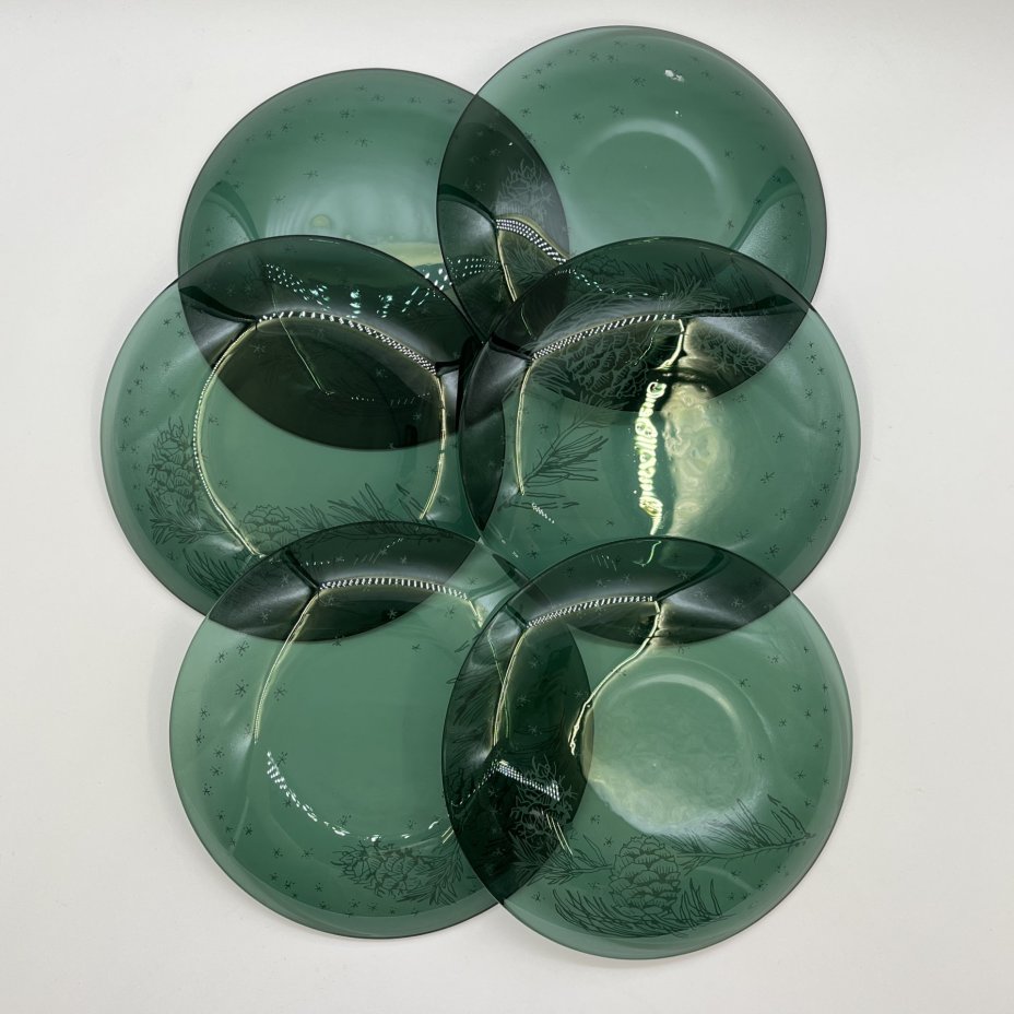 Сервировочный набор с изображением ветки ели с шишками, состоящий из блюда и 6-ти десертных (пирожковых) тарелок