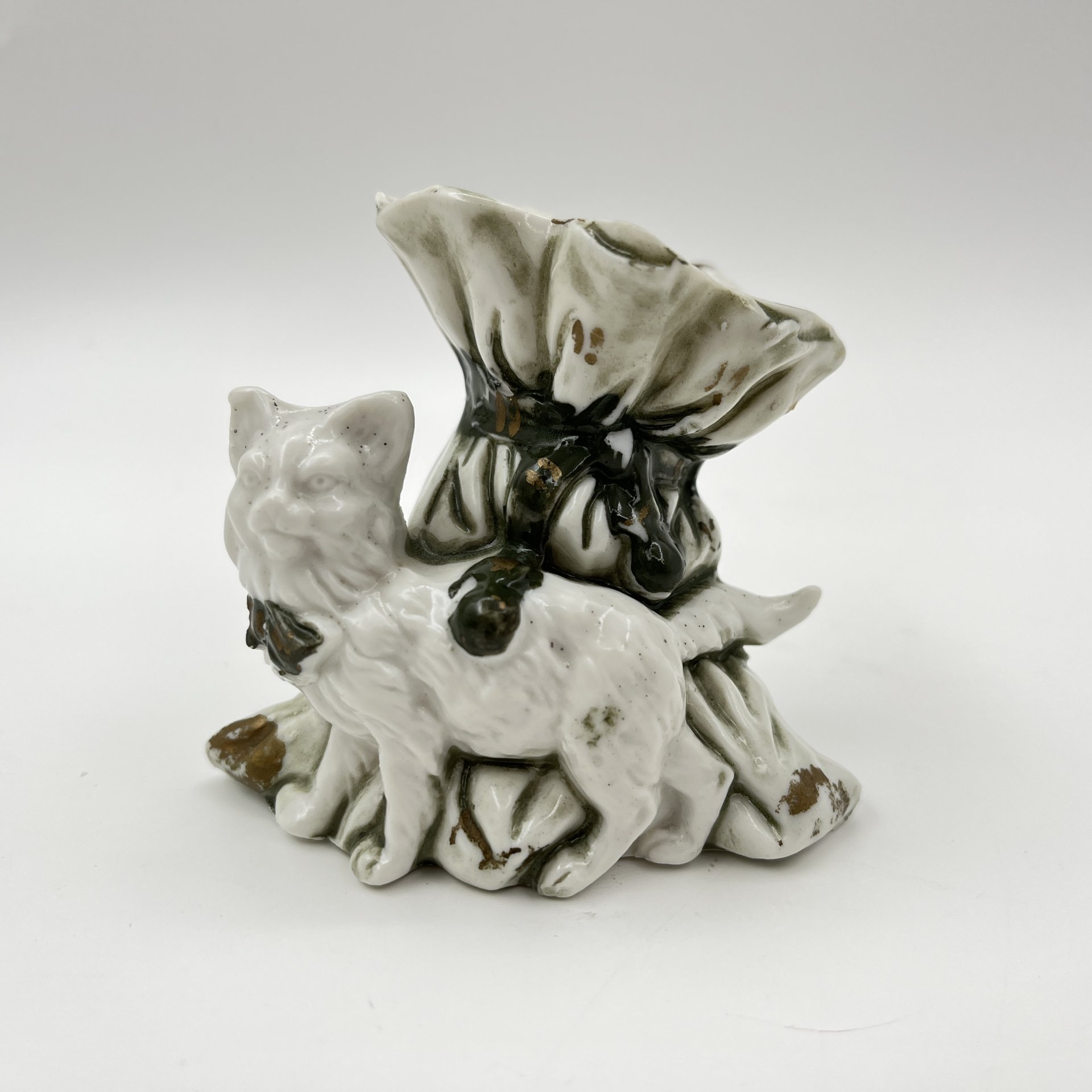 Вазочка (спичечница, солонка) в виде кошки с мешком, фарфор, роспись, золочение, Западная Европа, 1960-1990 гг.