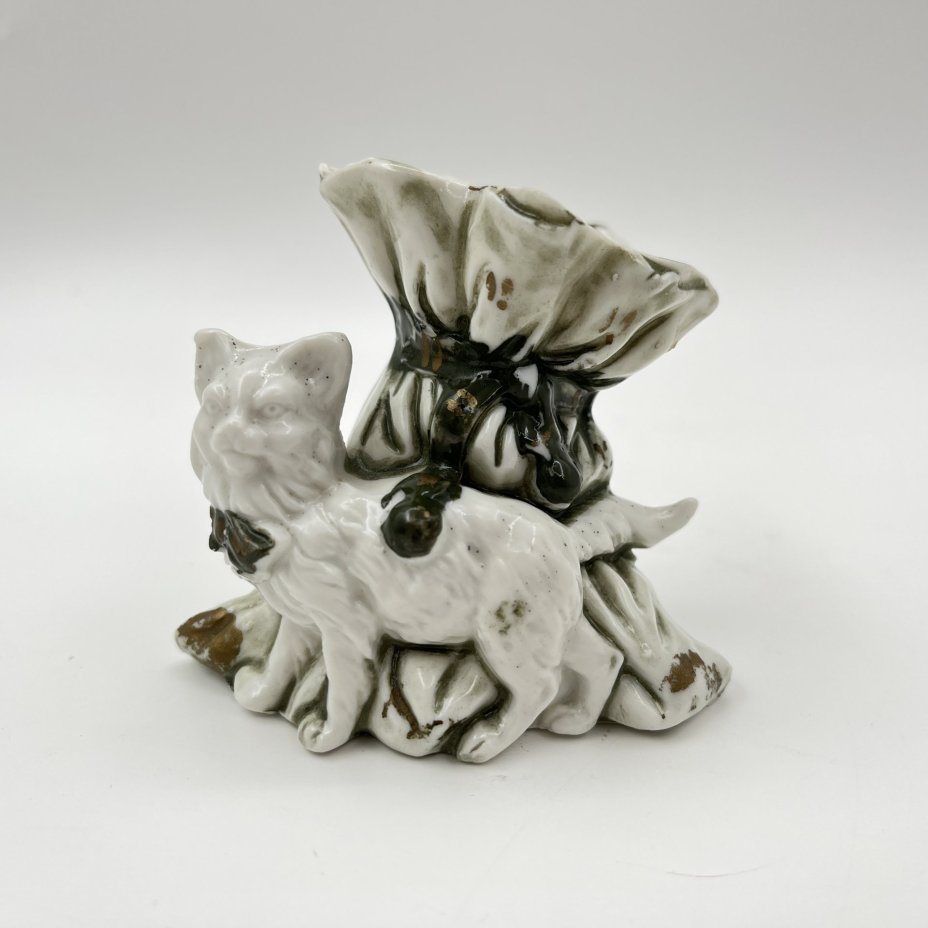 Вазочка (спичечница, солонка) в виде кошки с мешком, фарфор, роспись, золочение, Западная Европа, 1960-1990 гг.