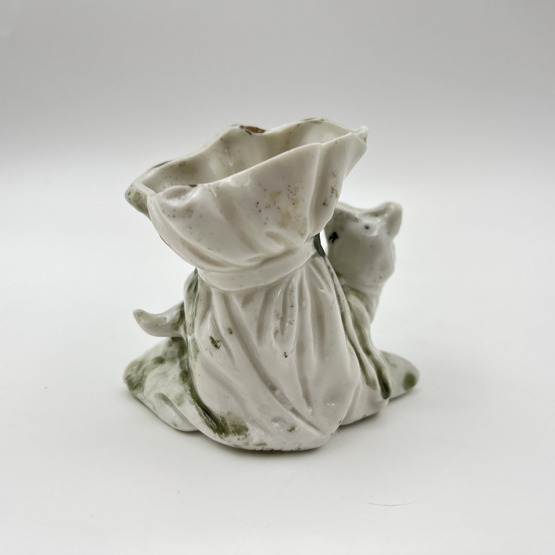 Вазочка (спичечница, солонка) в виде кошки с мешком, фарфор, роспись, золочение, Западная Европа, 1960-1990 гг.