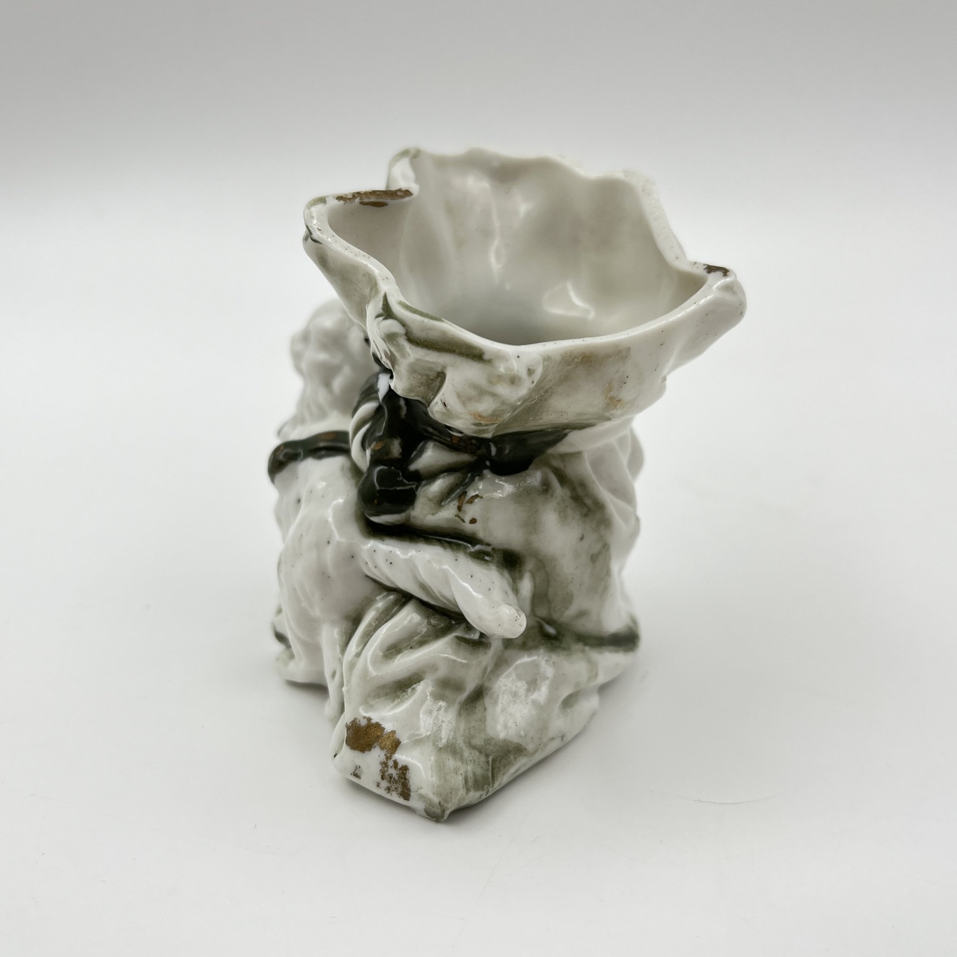 Вазочка (спичечница, солонка) в виде кошки с мешком, фарфор, роспись, золочение, Западная Европа, 1960-1990 гг.