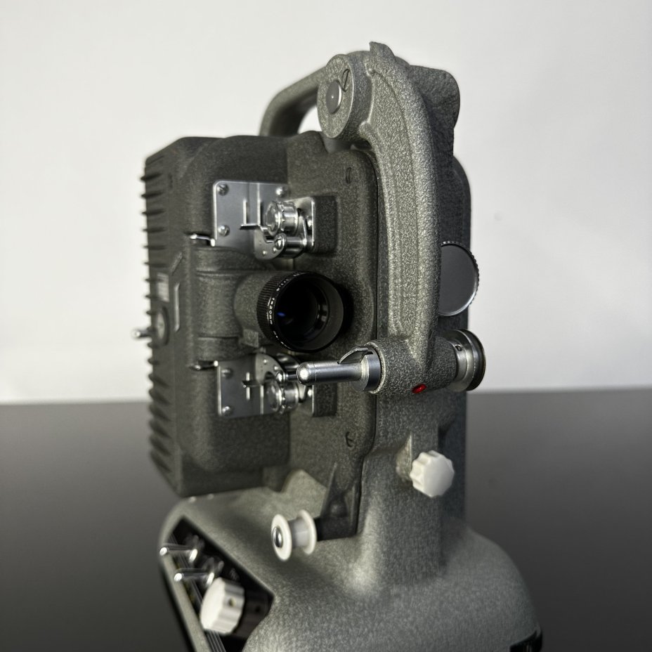 Кинопроектор "Yashica 8P" в кофре