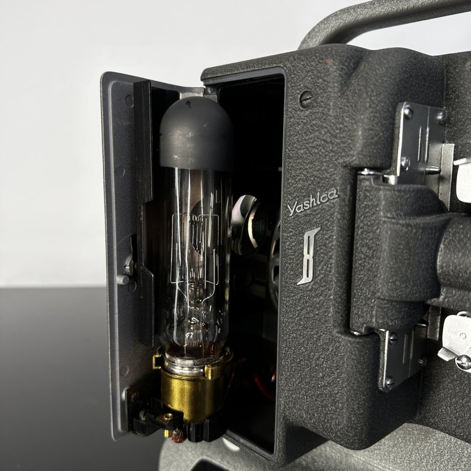Кинопроектор "Yashica 8P" в кофре