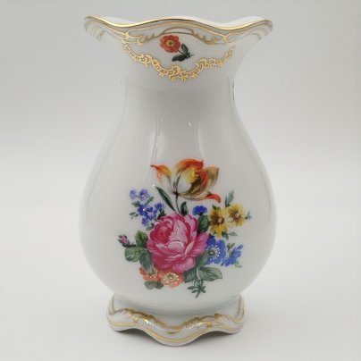 Ваза с фестончатым краем, украшенная изображением мейсенского букета, фарфор, деколь, золочение, Graf Von Henneberg Porzellan, 1777 Jlmenau, Германия, 1973-1990 гг.