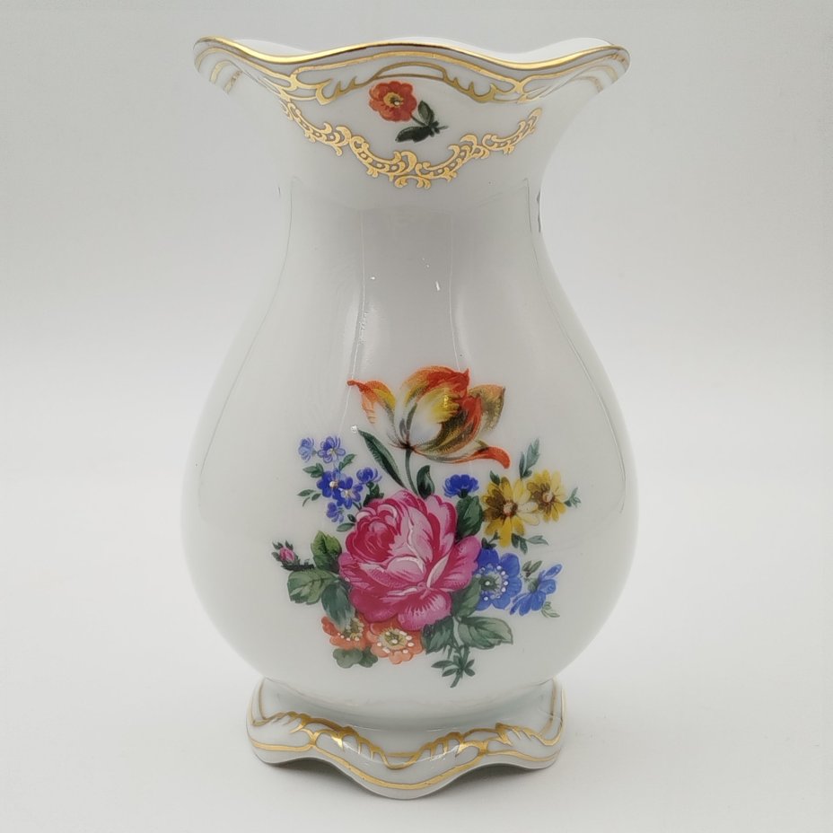 Ваза с фестончатым краем, украшенная изображением мейсенского букета, фарфор, деколь, золочение, Graf Von Henneberg Porzellan, 1777 Jlmenau, Германия, 1973-1990 гг.