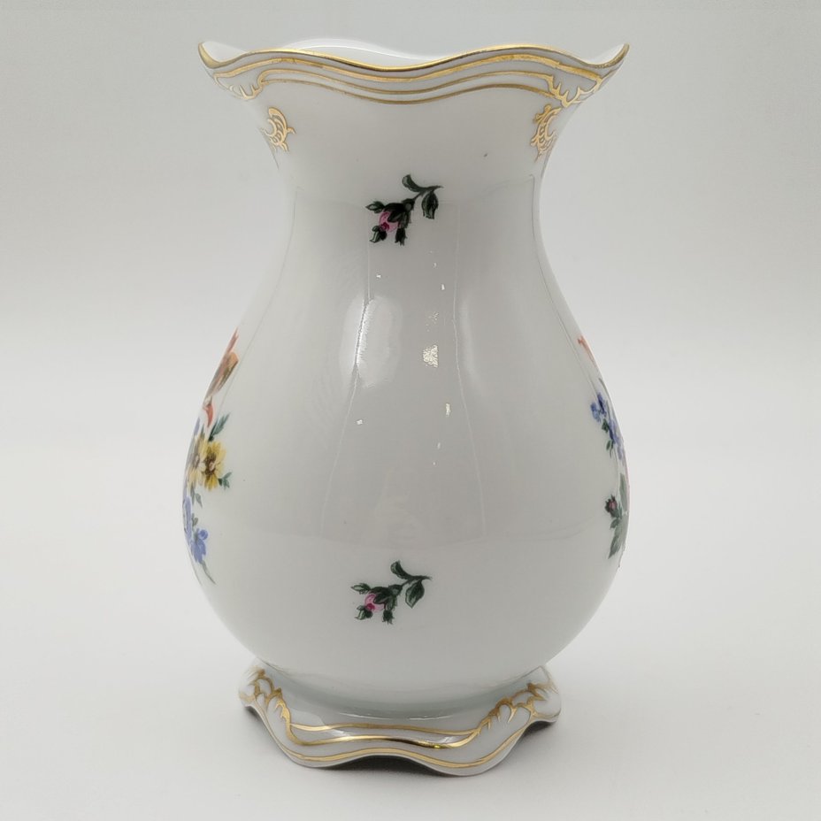 Ваза с фестончатым краем, украшенная изображением мейсенского букета