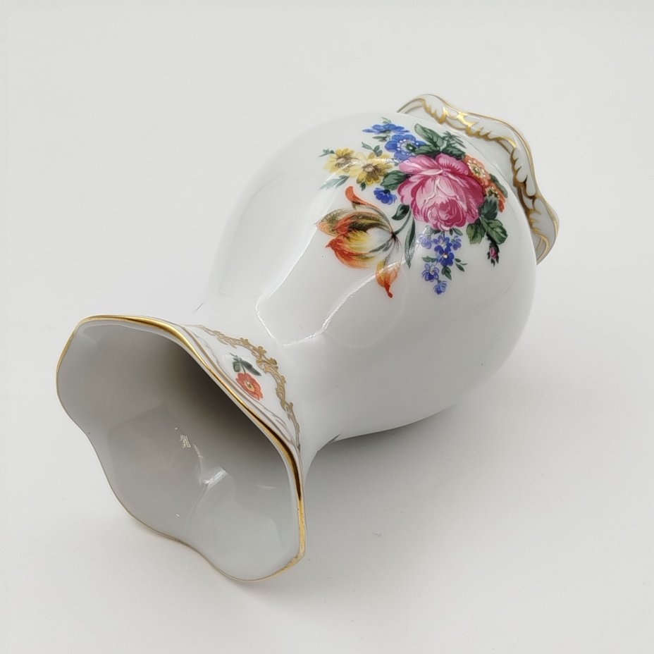 Ваза с фестончатым краем, украшенная изображением мейсенского букета