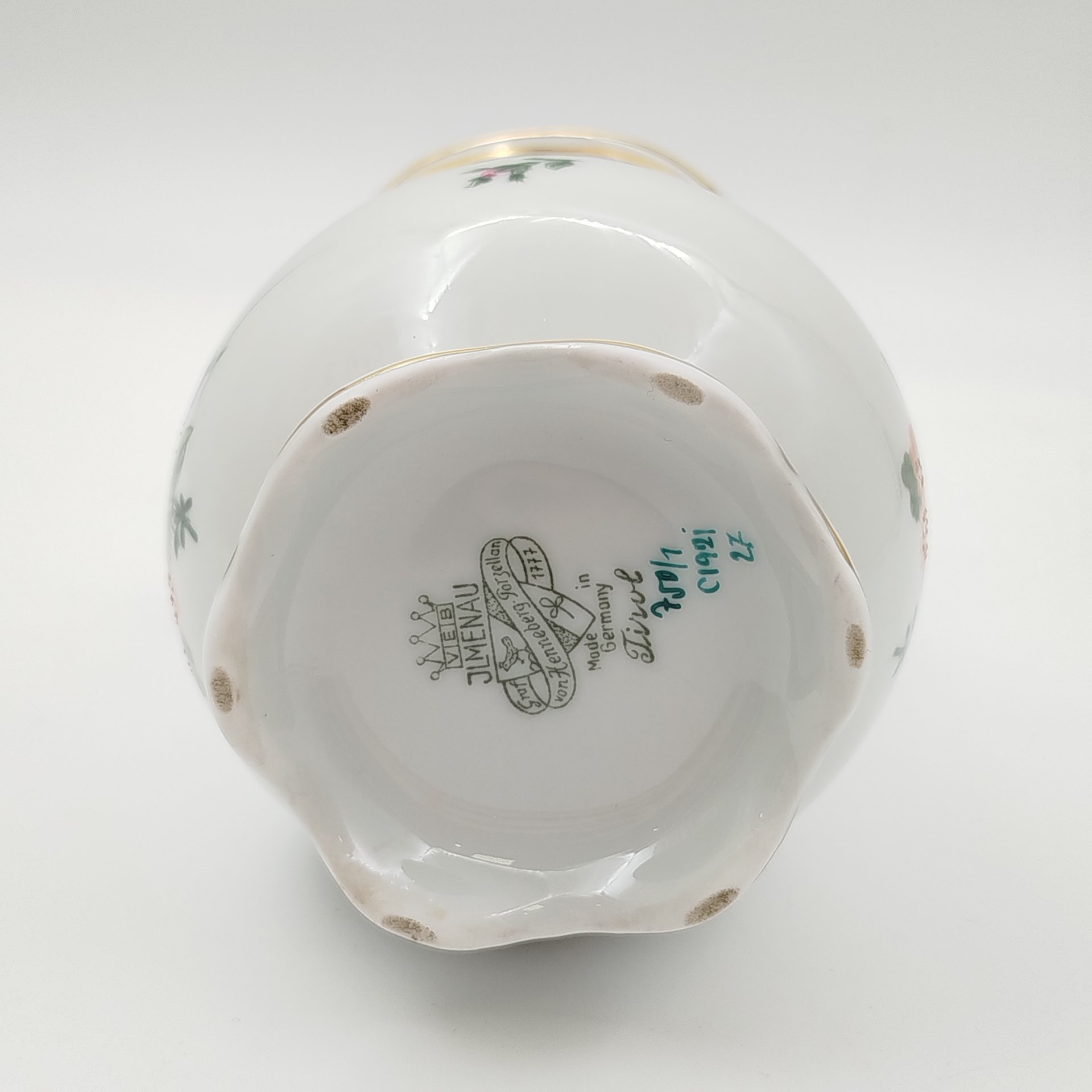 Ваза с фестончатым краем, украшенная изображением мейсенского букета, фарфор, деколь, золочение, Graf Von Henneberg Porzellan, 1777 Jlmenau, Германия, 1973-1990 гг.