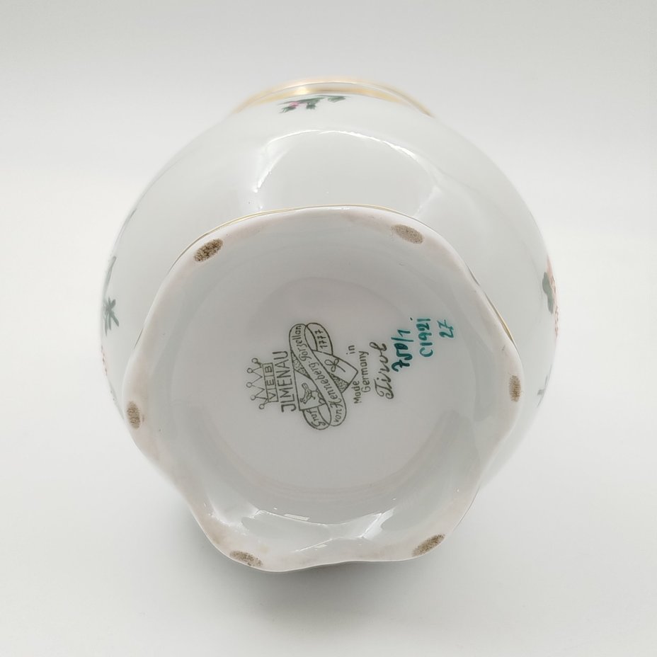 Ваза с фестончатым краем, украшенная изображением мейсенского букета