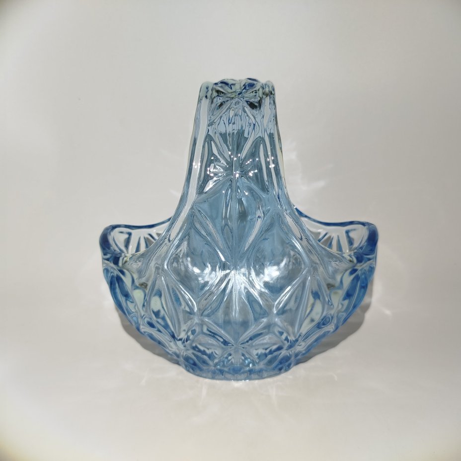 Конфетница в виде корзинки с резным декором, стекло, пресс, СССР, 1960-1980 гг.
