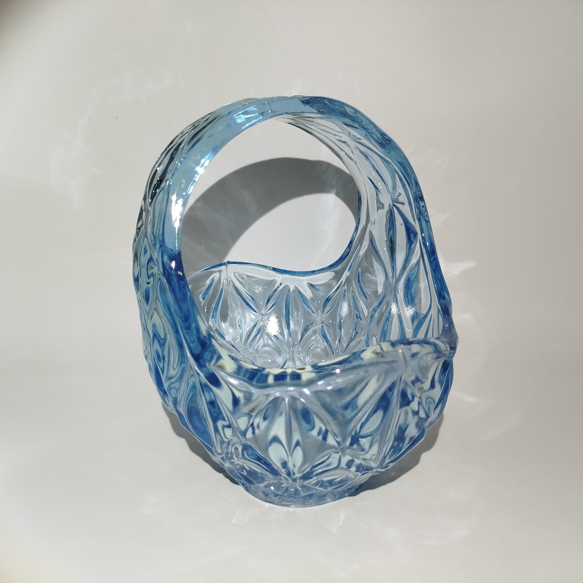Конфетница в виде корзинки с резным декором, стекло, пресс, СССР, 1960-1980 гг.