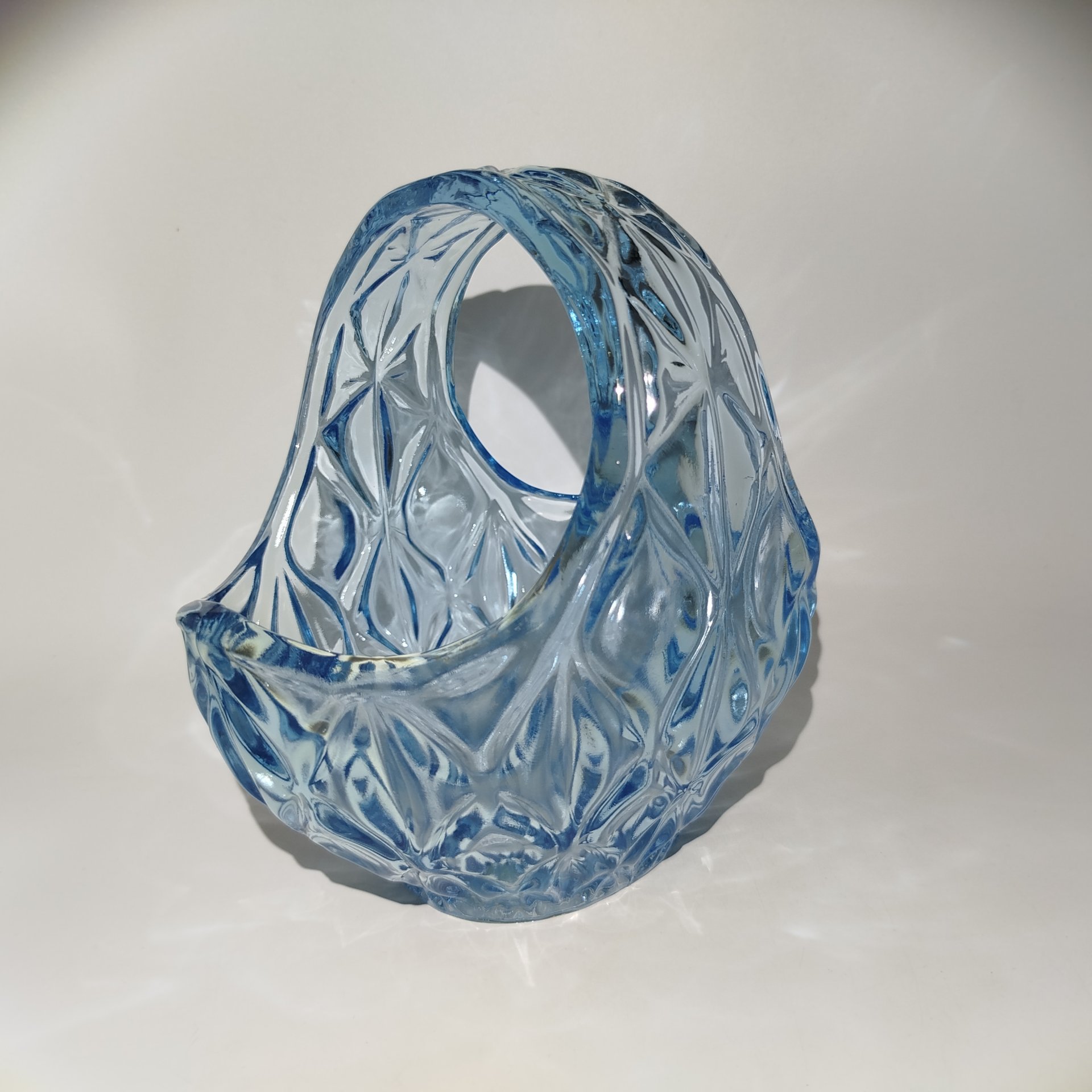 Конфетница в виде корзинки с резным декором, стекло, пресс, СССР, 1960-1980 гг.