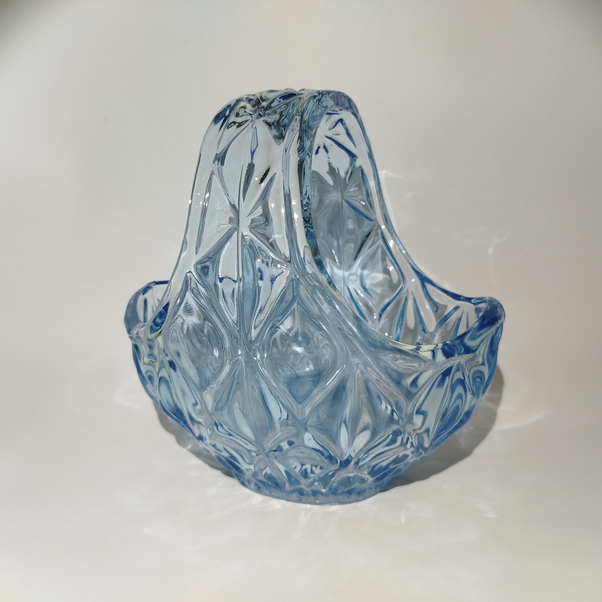 Конфетница в виде корзинки с резным декором, стекло, пресс, СССР, 1960-1980 гг.